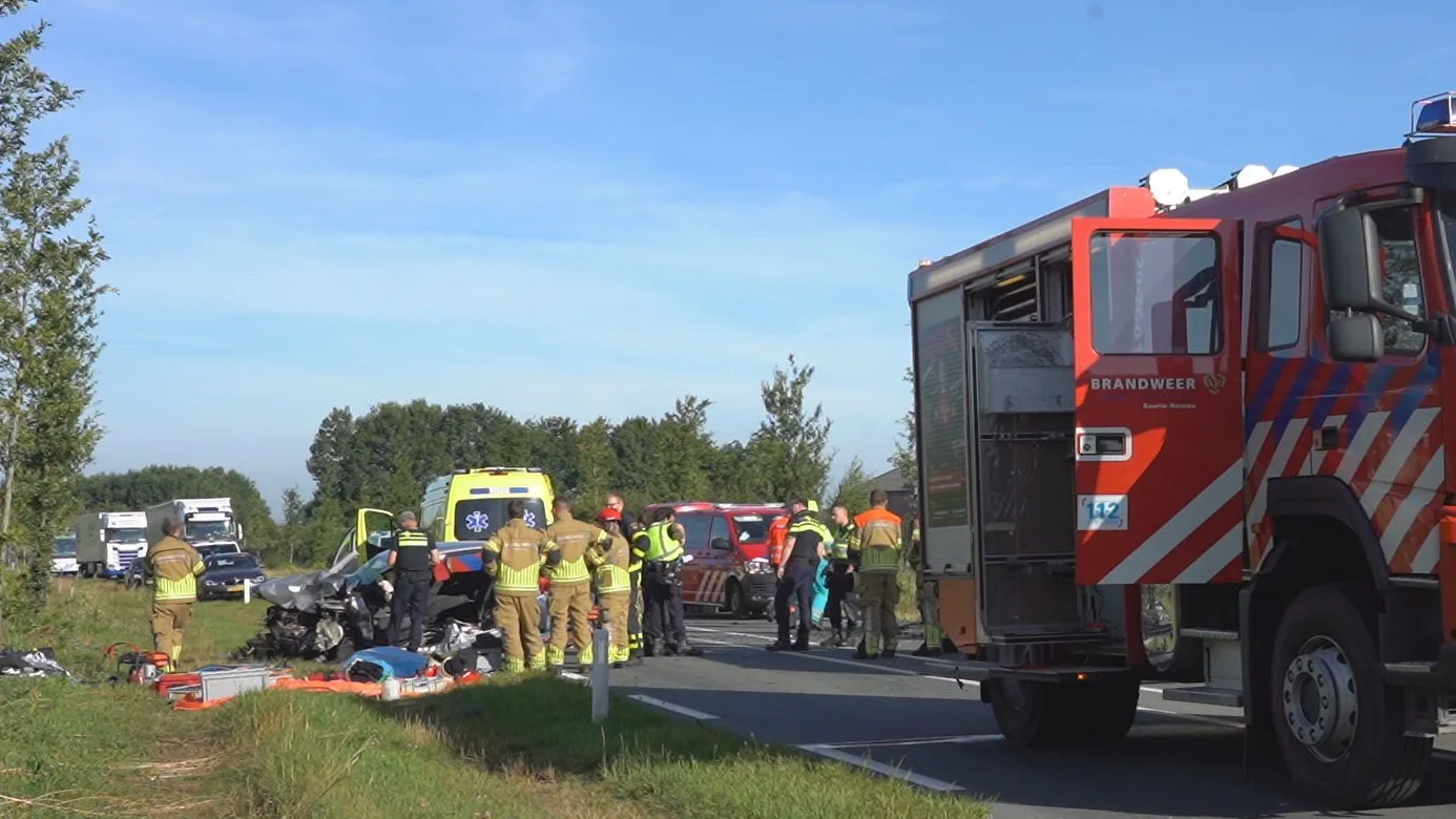 Vrouw (27) komt om het leven bij heftige frontale botsing Baarle-Nassau
