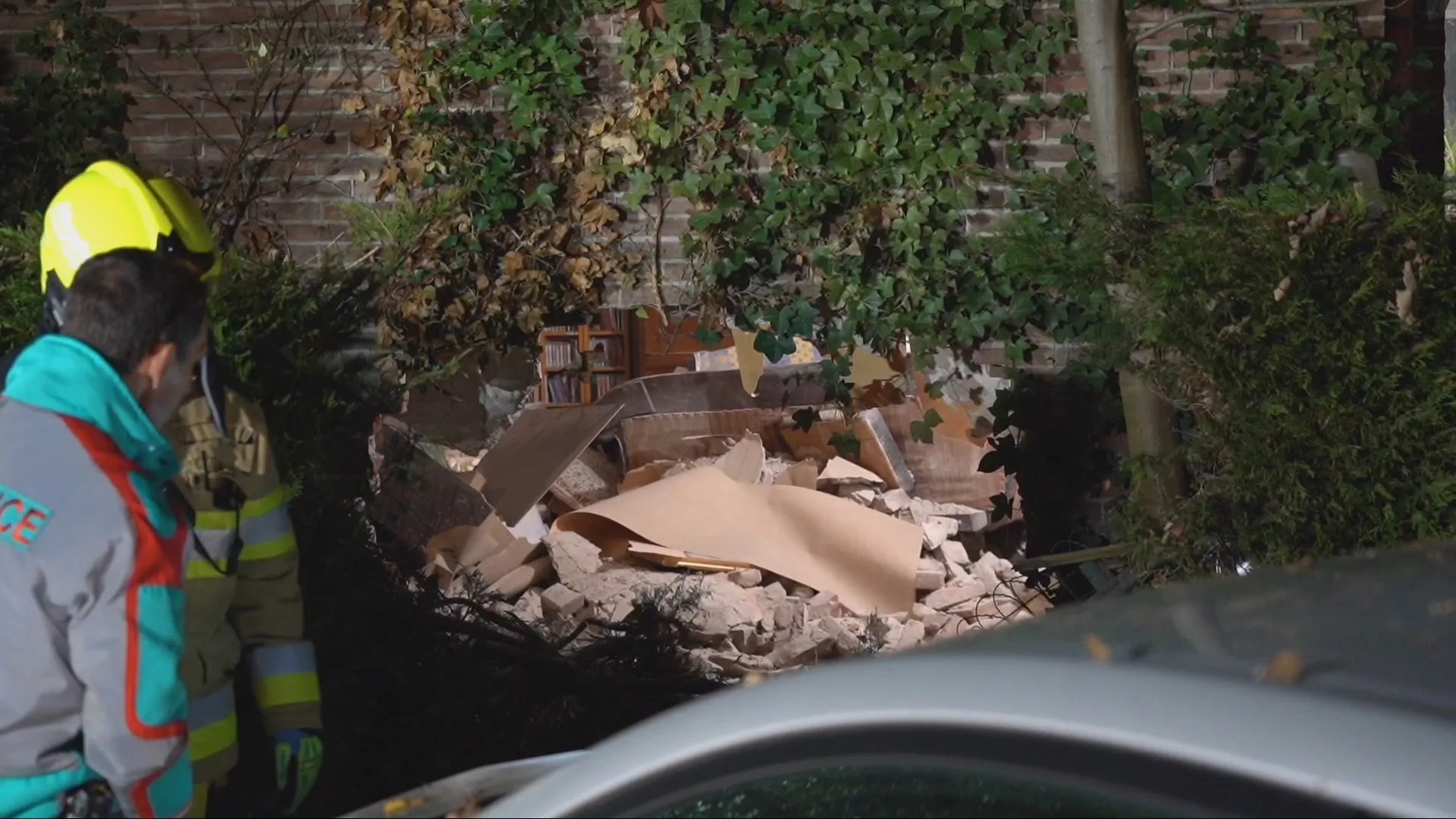 Auto knalt woonkamer binnen in Nijmegen, ravage compleet