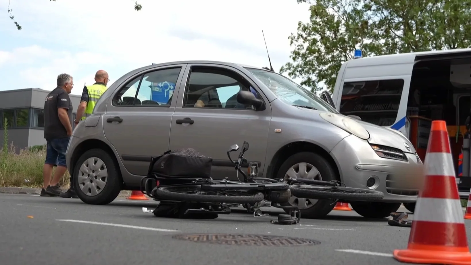 80-jarige fietsster in kritieke toestand na aanrijding door auto