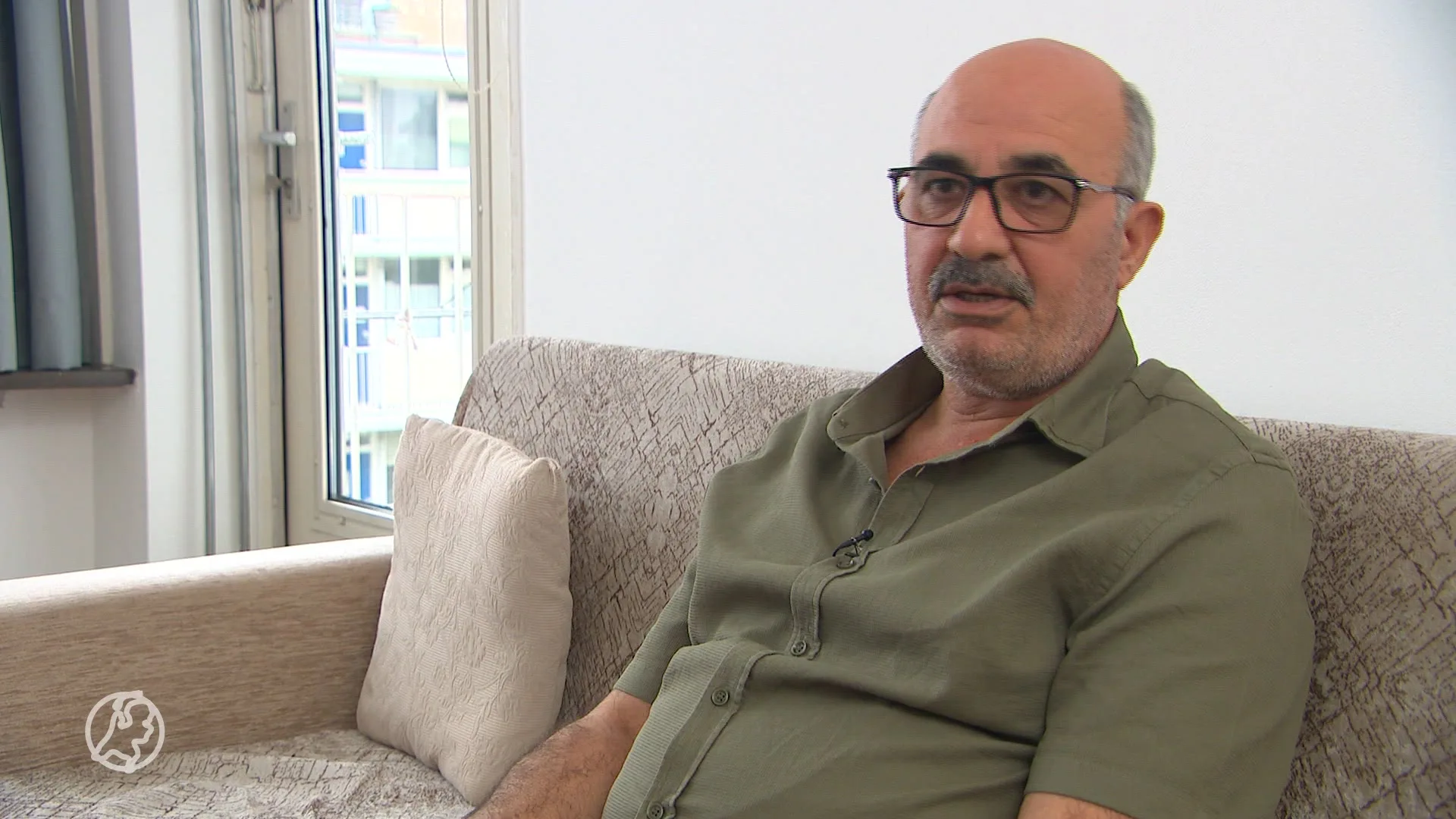 Oma Cemile (82) van trap geduwd door buurvrouw: 'Ik durf niet meer naar buiten'