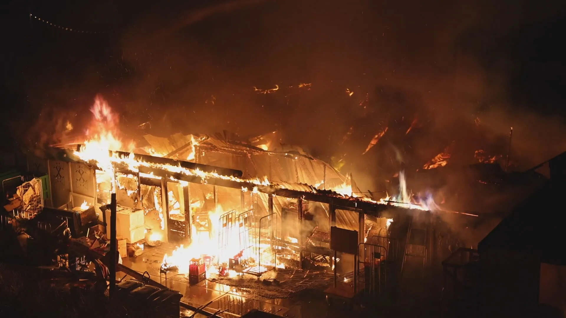Grote brand legt Zandvoortse strandtent volledig in as