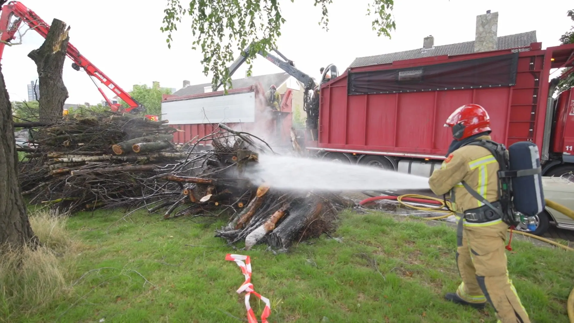 Vrachtwagen vliegt in brand door wespennest