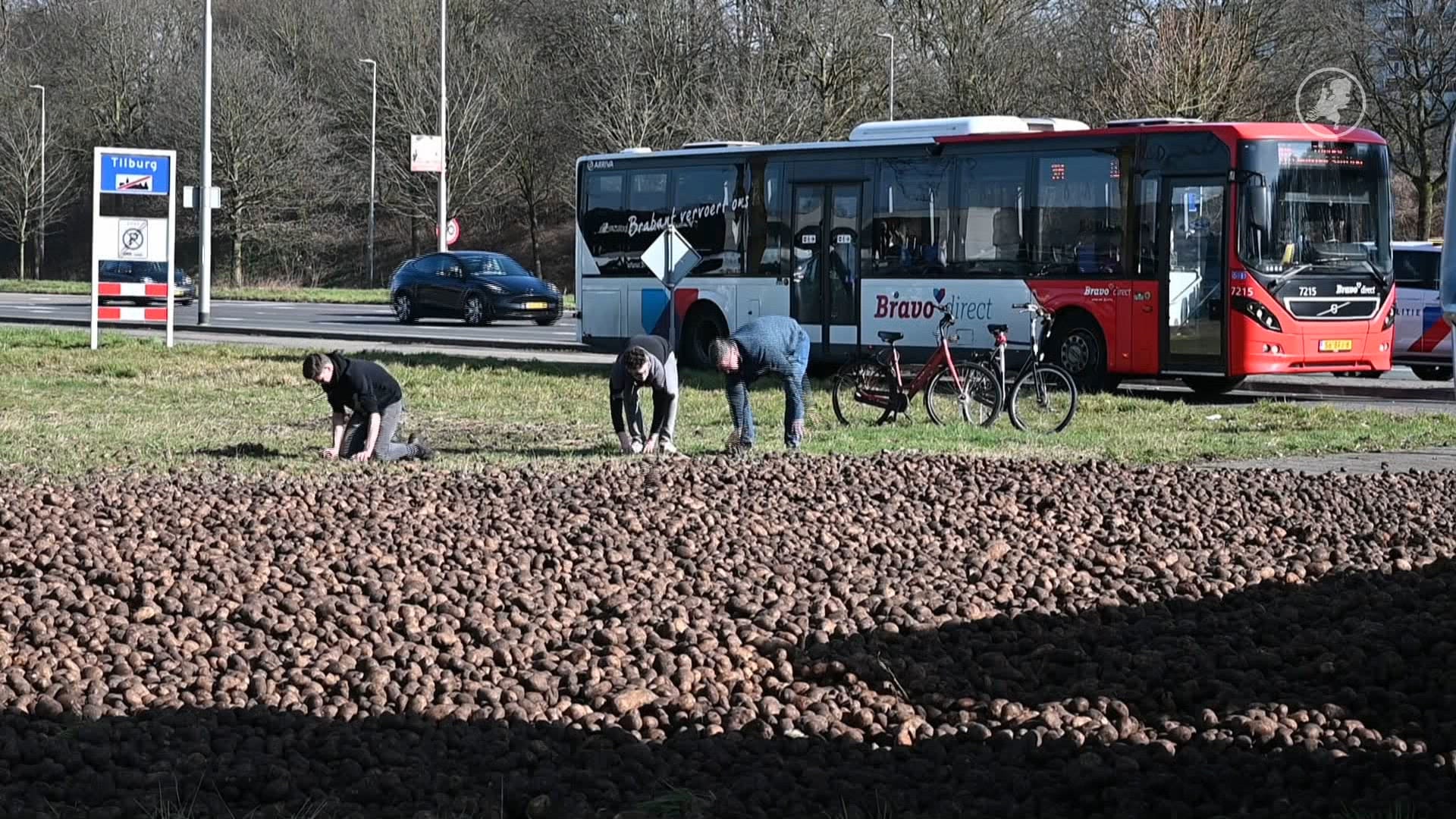 Vrachtwagen kantelt in Tilburg, weg bezaaid met tienduizenden piepers