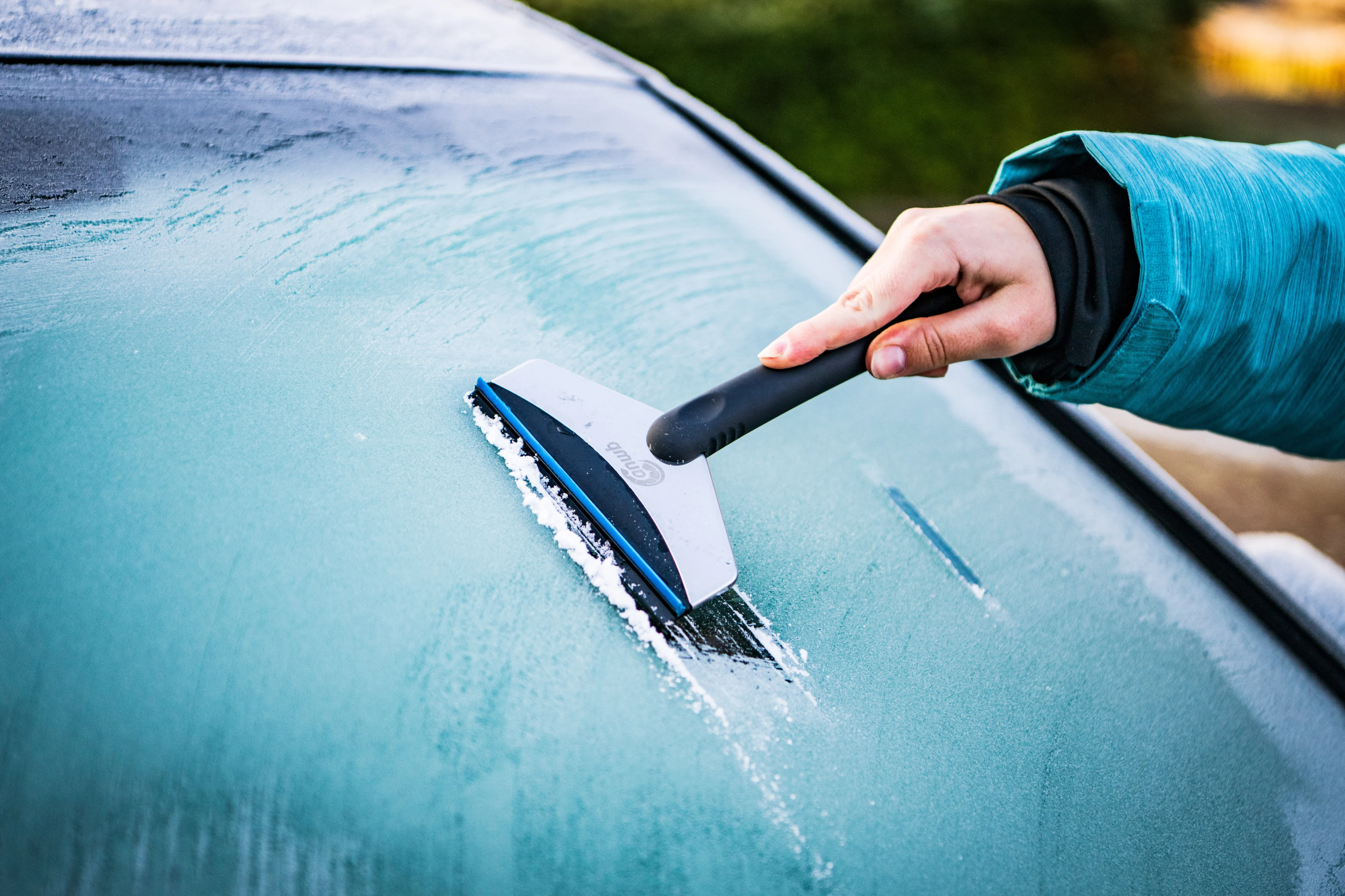 Vrouw overreden door eigen auto tijdens ijsvrij maken ruit