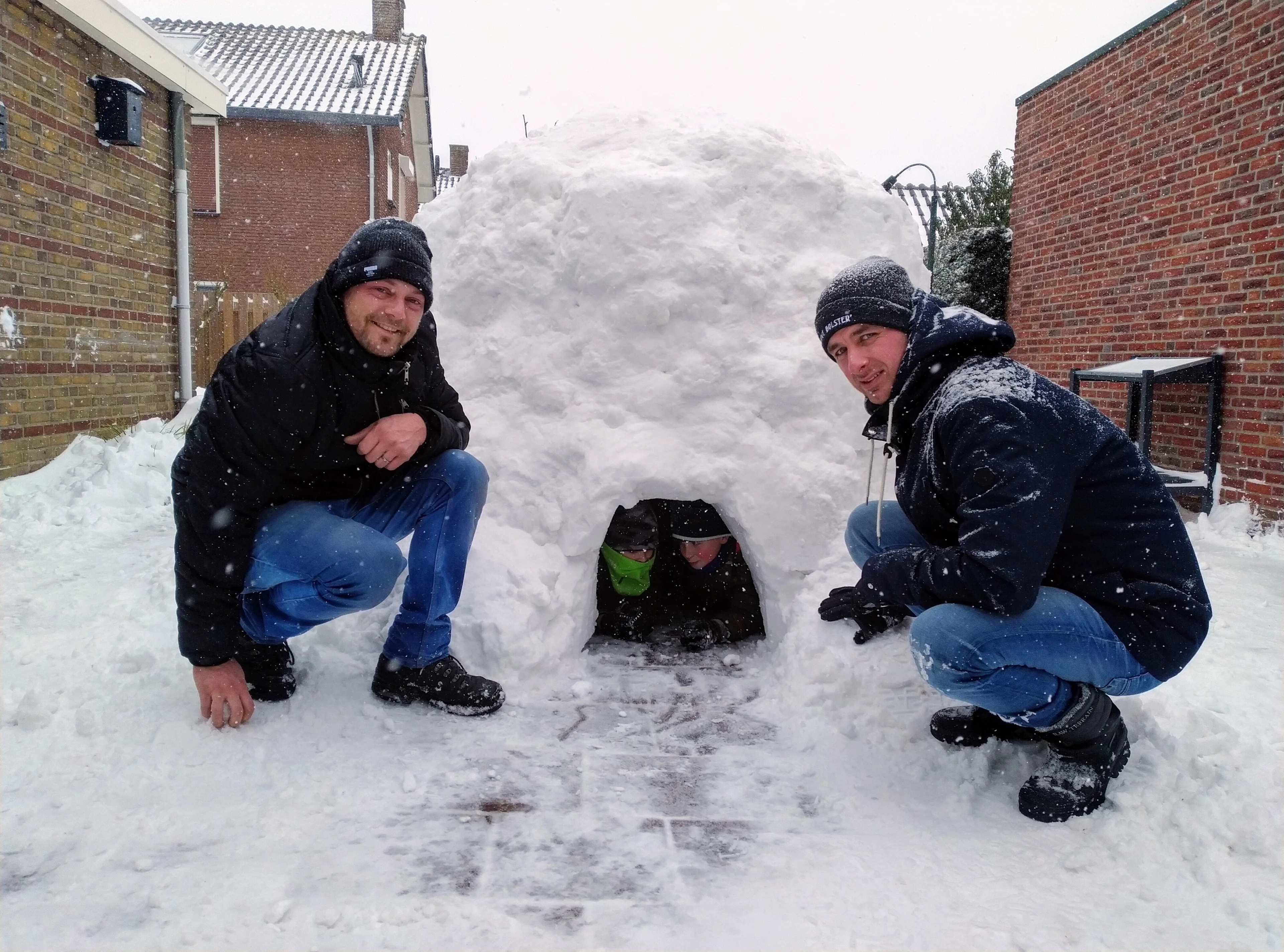 Nederland bouwt massaal iglo's in alle vormen en maten