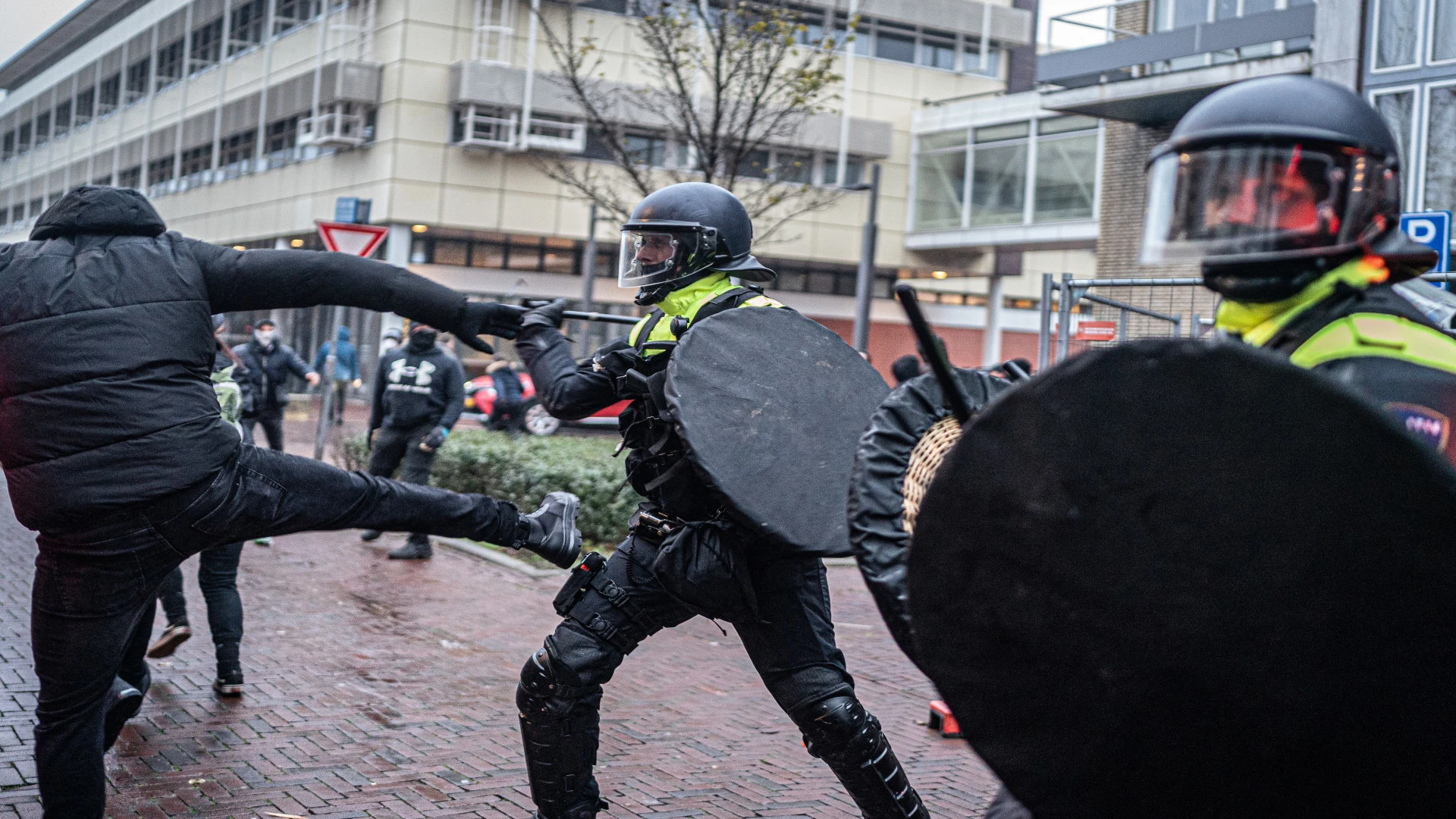 Aanhouding in IJmuiden en gebiedsverboden in Hilversum na coronaprotest