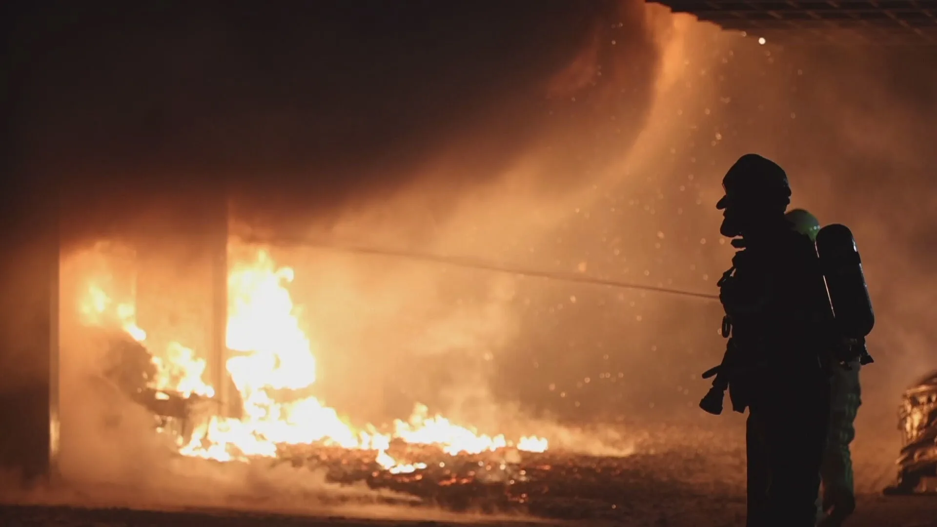 Felle autobrand in parkeergarage Den Haag, 35 woningen ontruimd