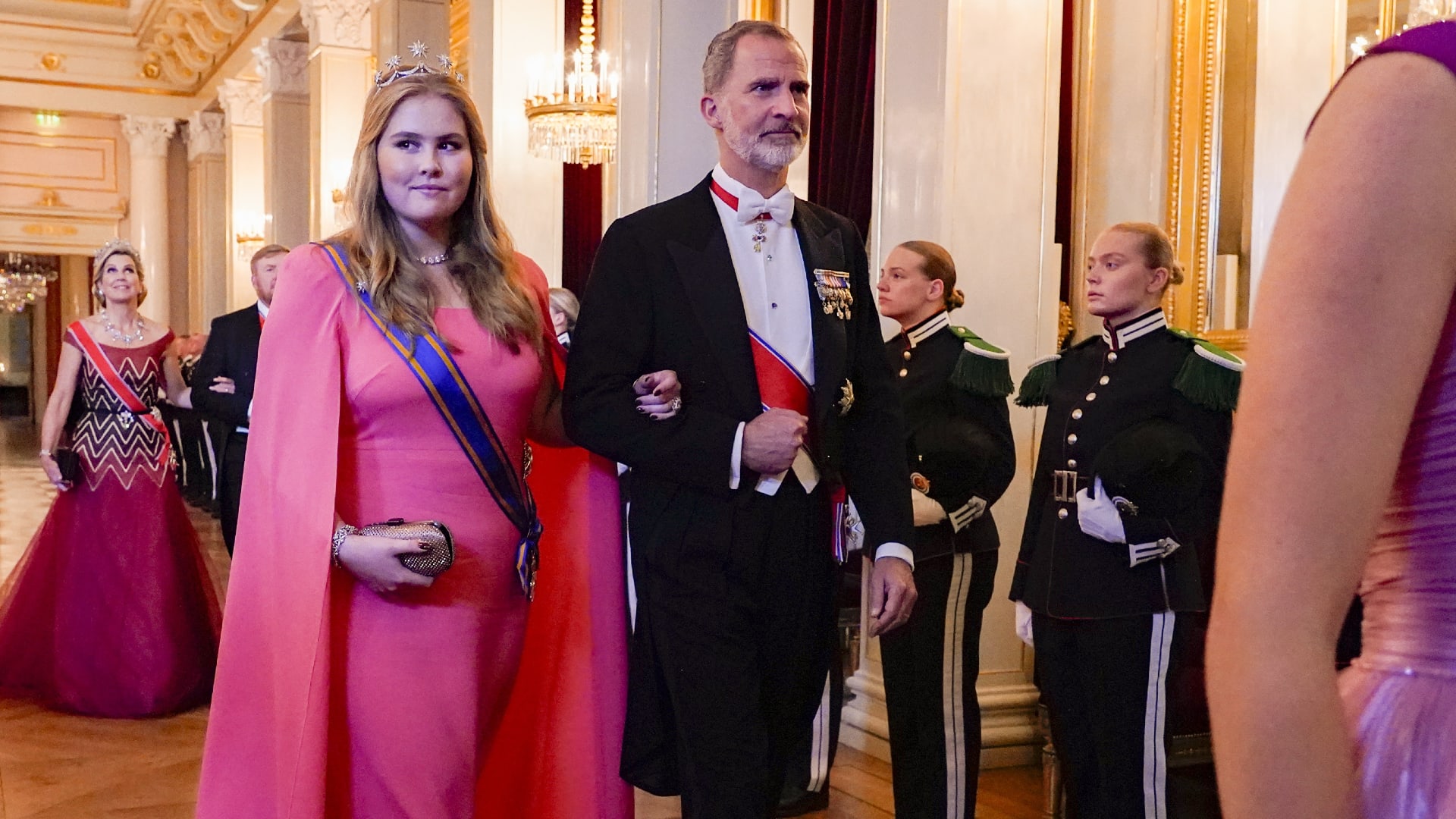 Amalia draagt huwelijksdiadeem van moeder Máxima bij galadiner in Oslo