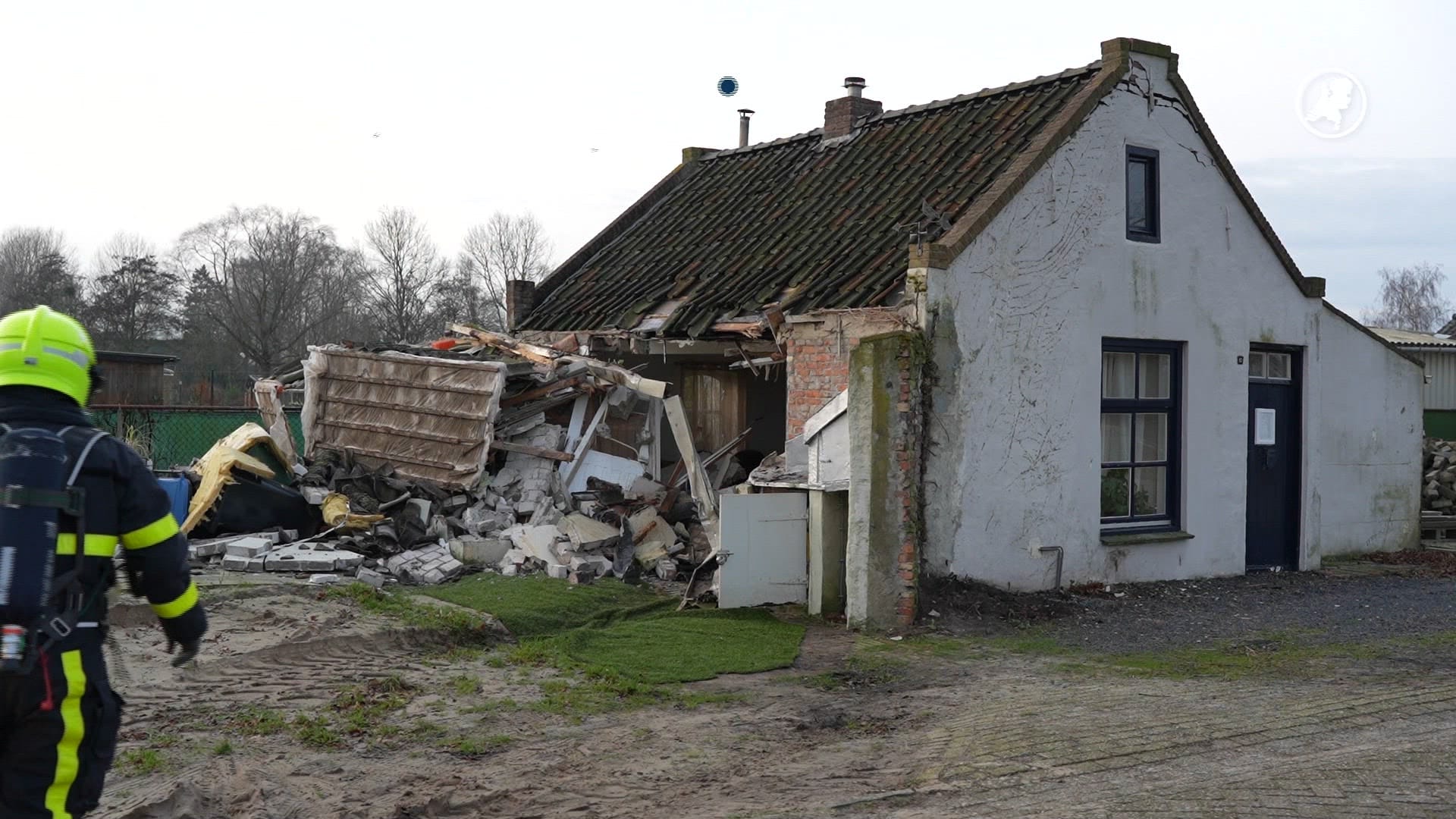 Trekker botst tegen huis in Kaatsheuvel: gevel deels ingestort