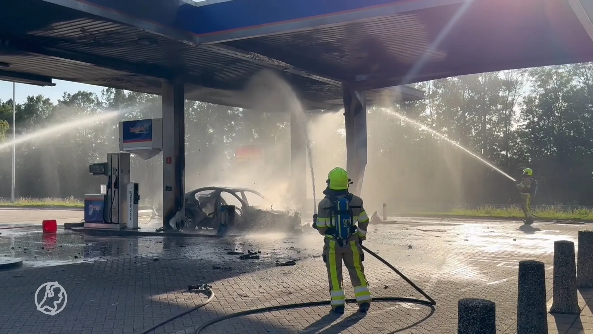 Autobrand bij tankstation langs A2, deel van afdak ingestort