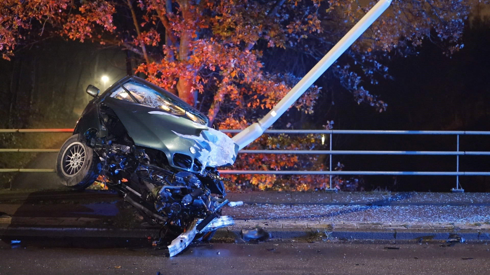 Wonder: automobilist en inzittenden ongedeerd na rammen twee lantaarnpalen