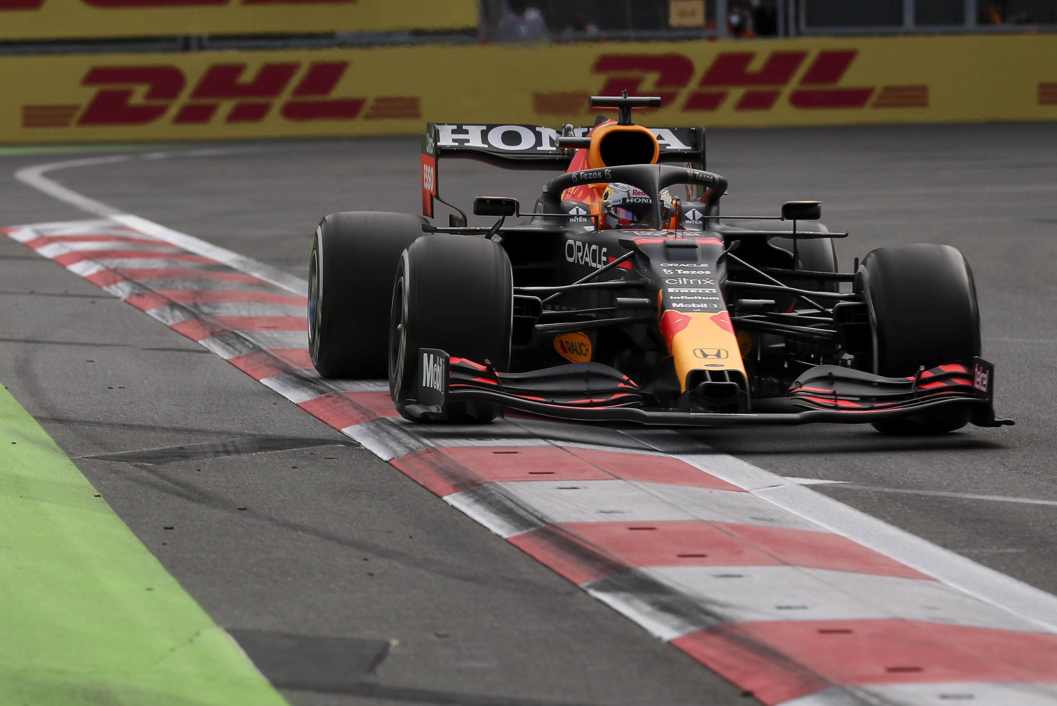 Klapband kost Max Verstappen de zege in Azerbeidzjan