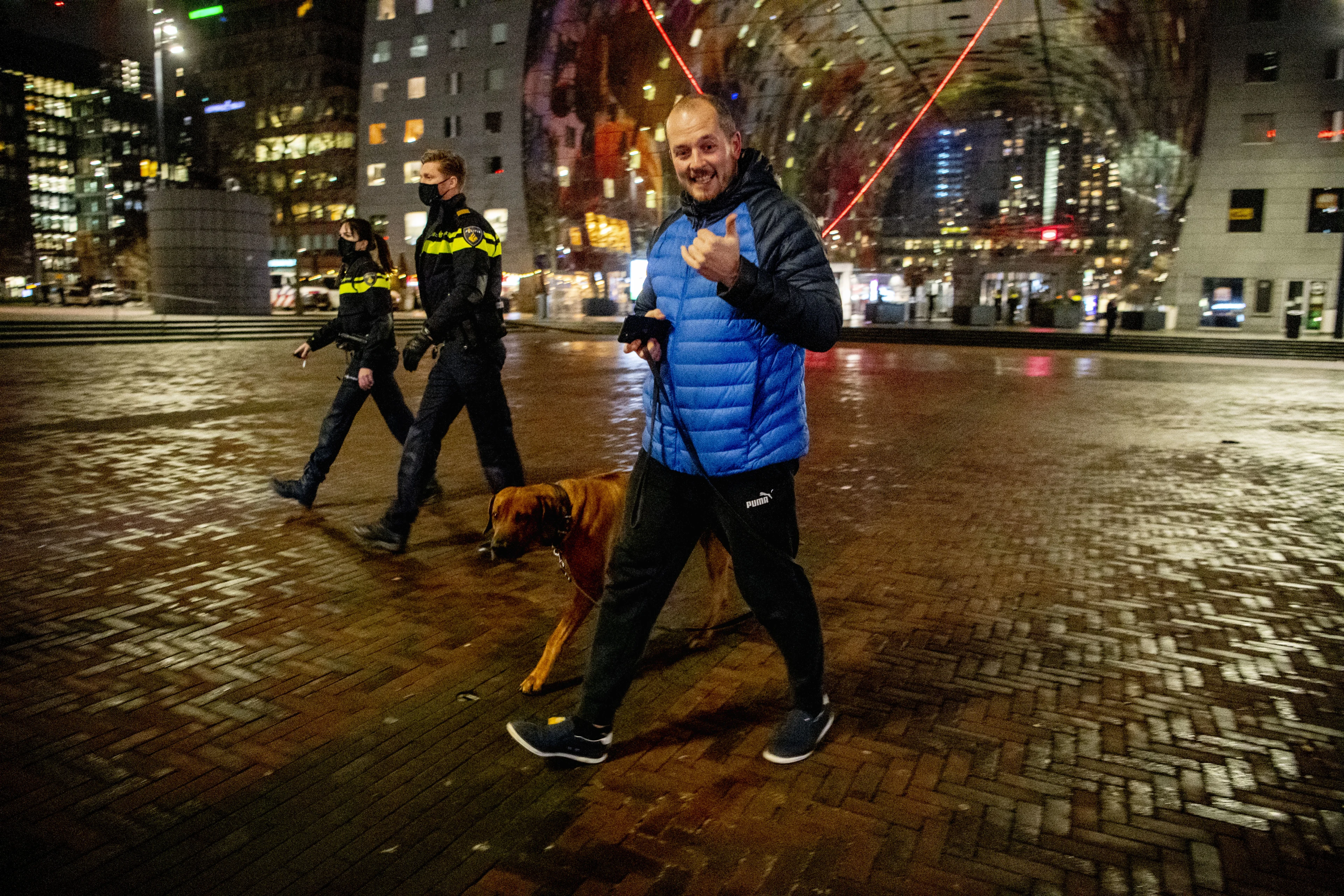 Zo beleeft Nederland de avondklok: 'Hondenbezitters tot de elite verklaard'