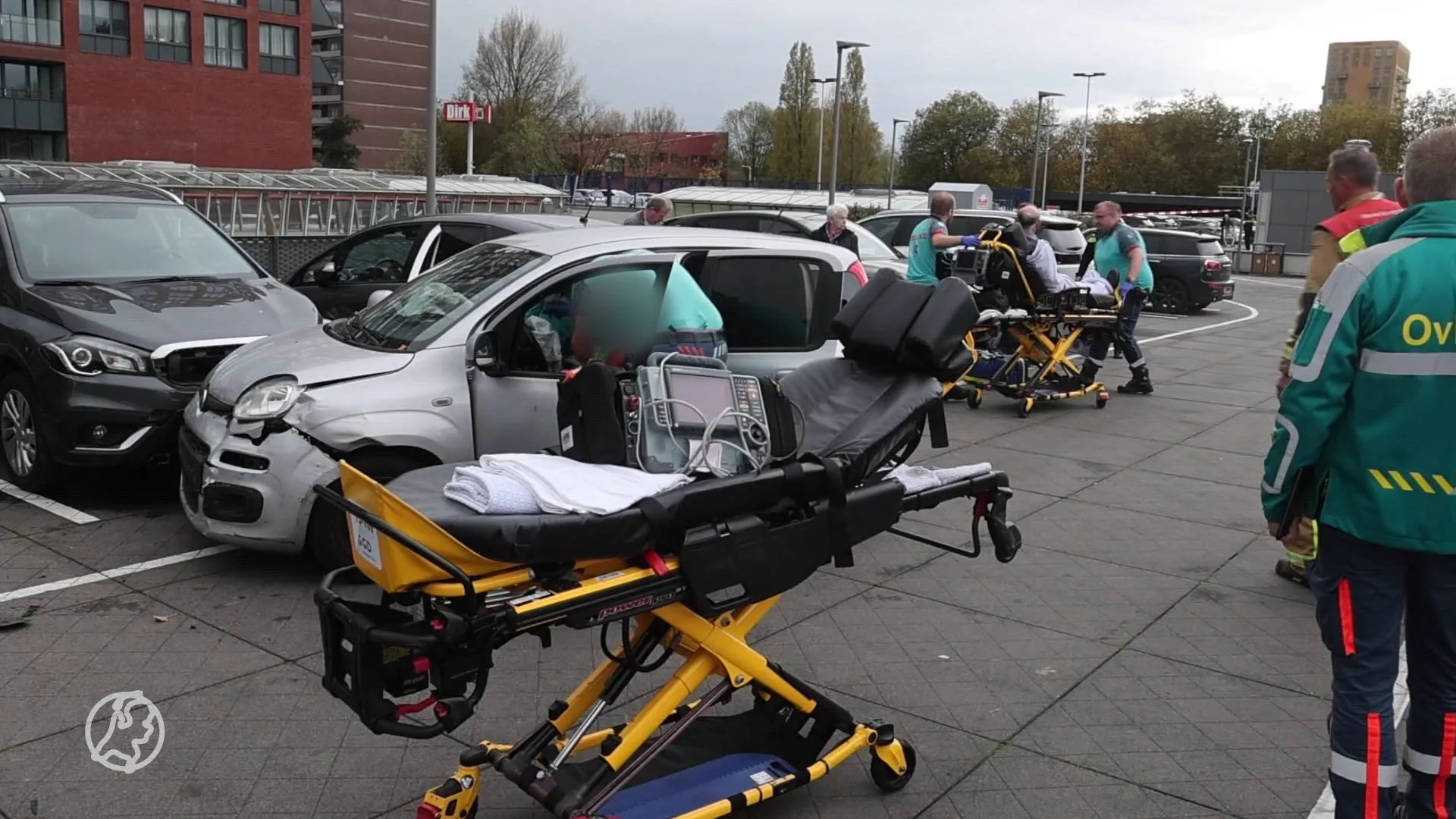 Ravage op parkeerdek, bestuurder vergist zich mogelijk tussen rem en gas