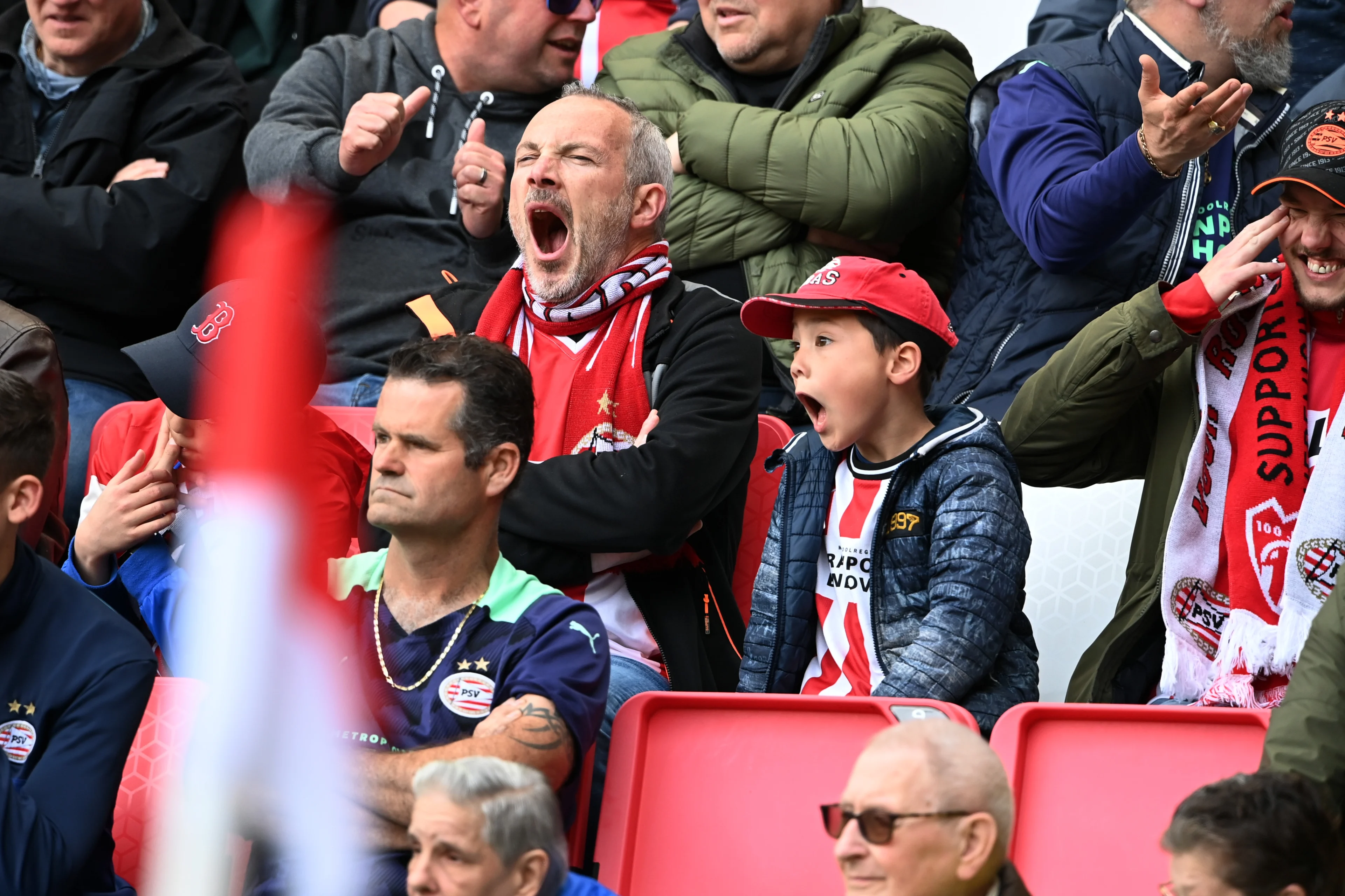 Gehavend PSV klopt Willem II en houdt nog hoop op titelstrijd