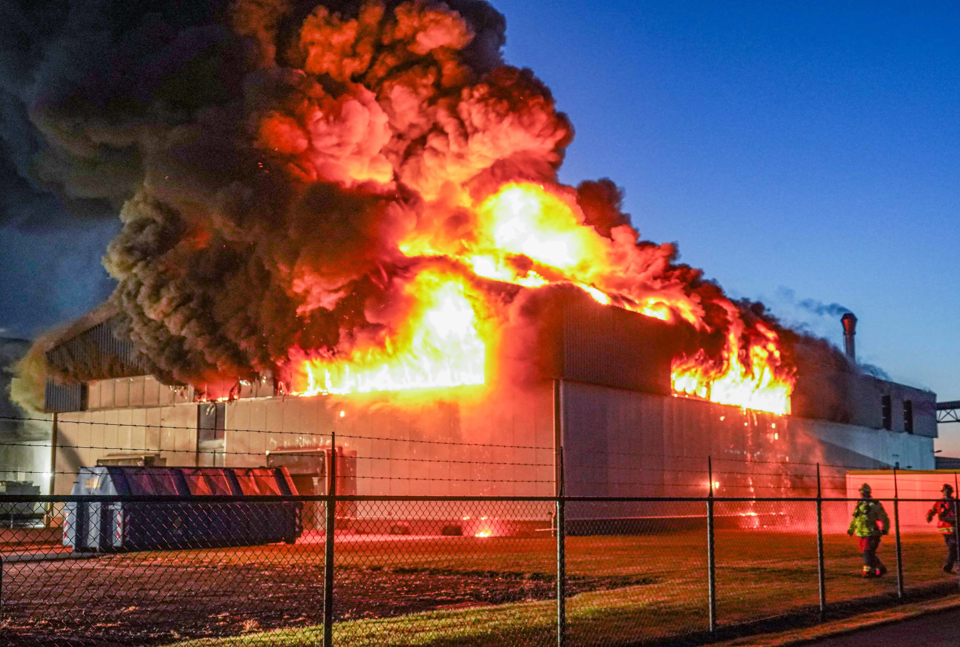 Uitslaande brand verwoest eiwittenbedrijf in Ter Apelkanaal