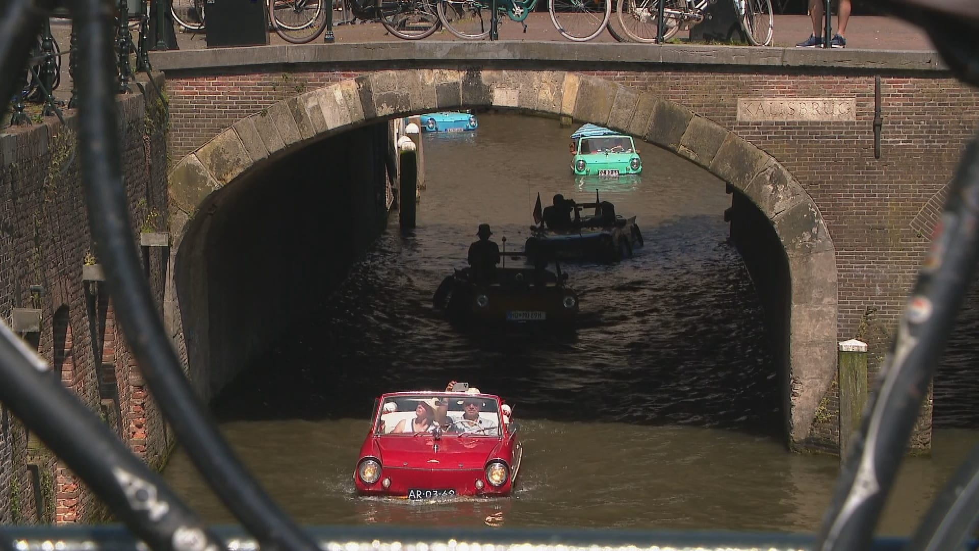 ZIEN: Utrecht in de ban van amfibievoertuigen die door de grachten varen