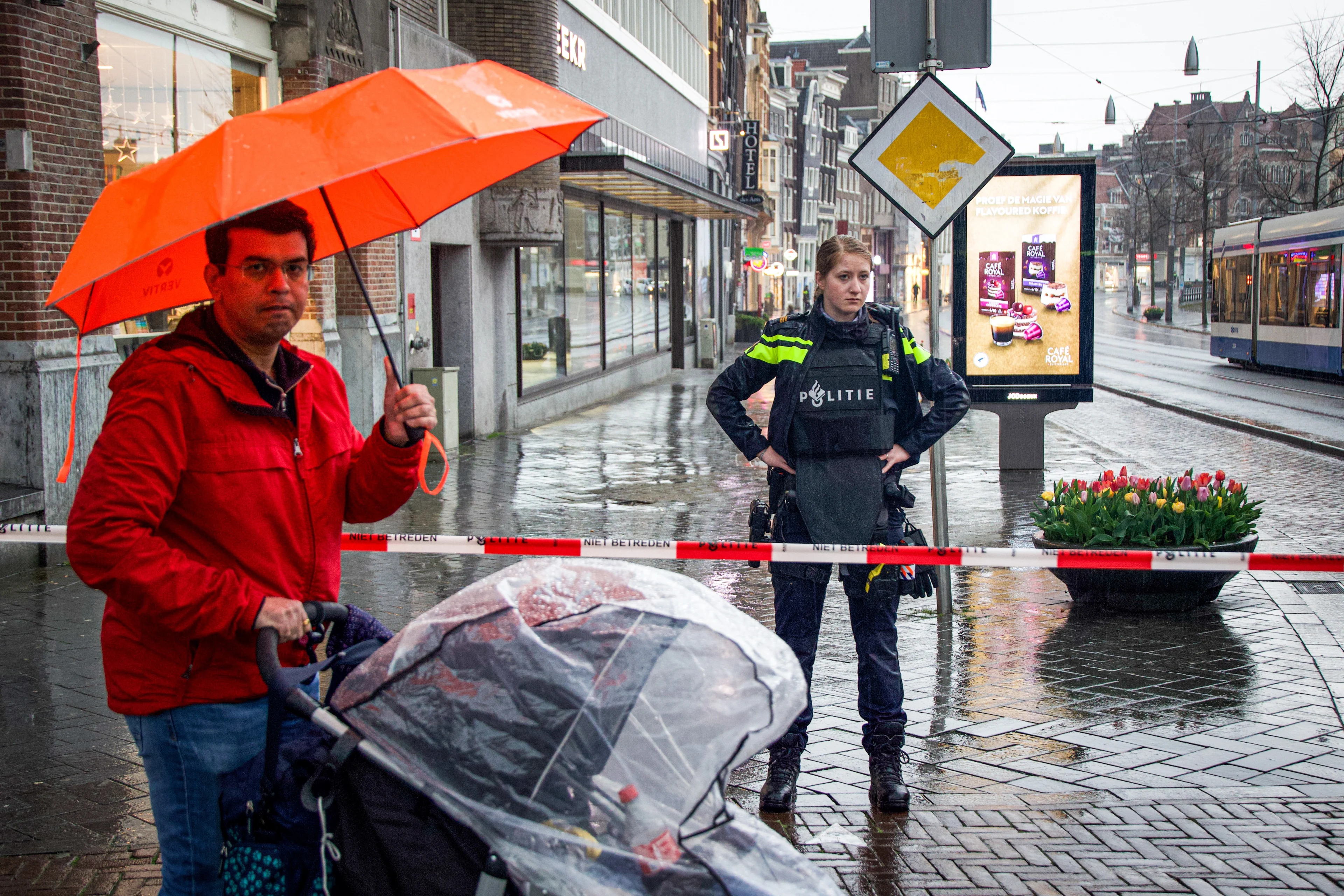 Rokin Amsterdam weer open na verdachte situatie: 'Mogelijk explosieven, nemen we heel serieus'