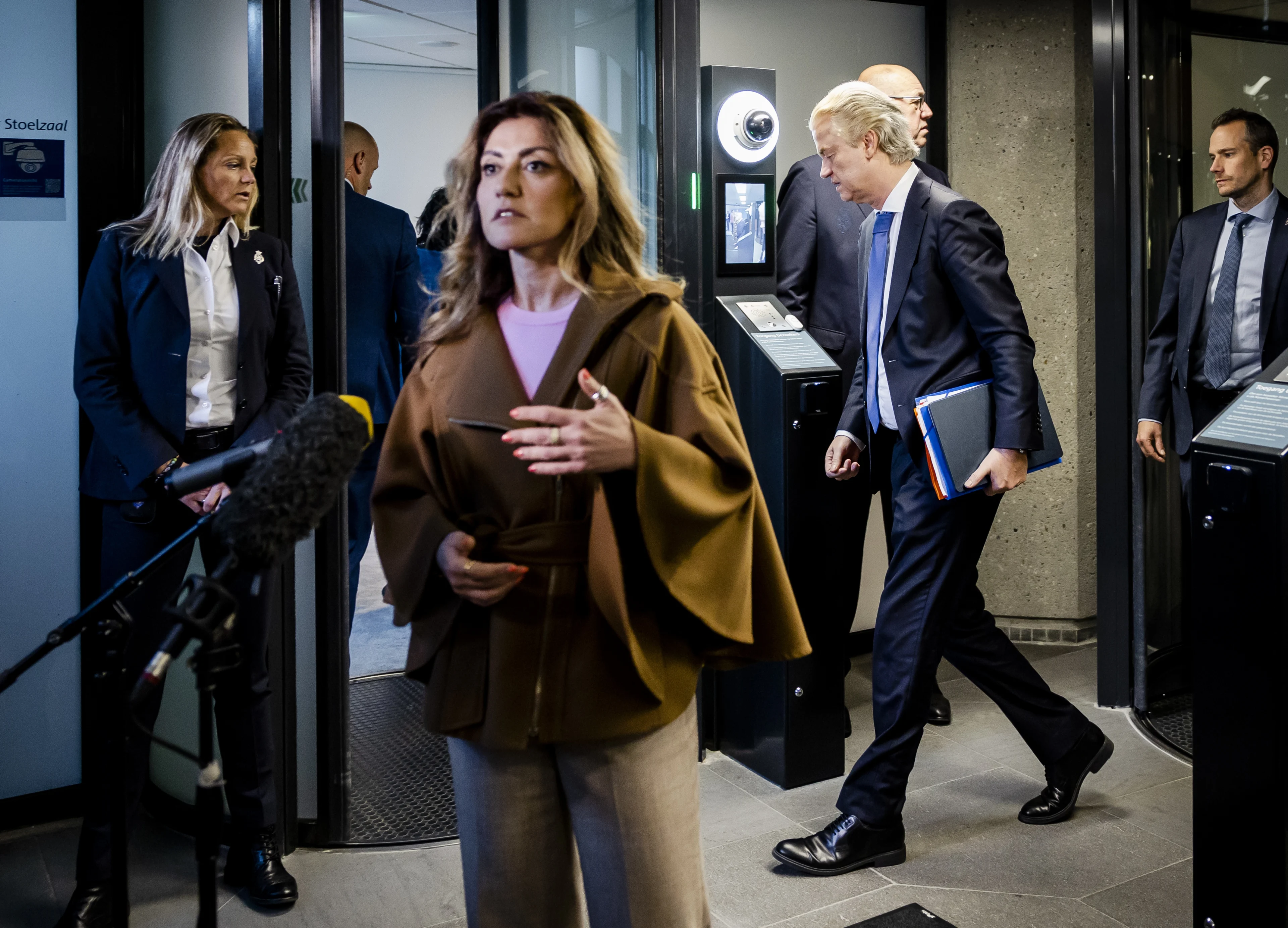 'D66 en CDA gaan om de tafel met VVD', toch een minderheidskabinet?