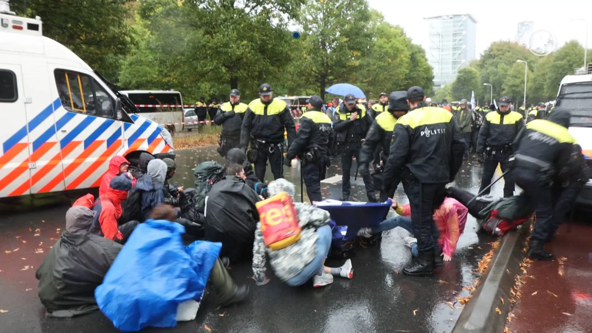 Honderden actievoerders Extinction Rebellion aangehouden op A12