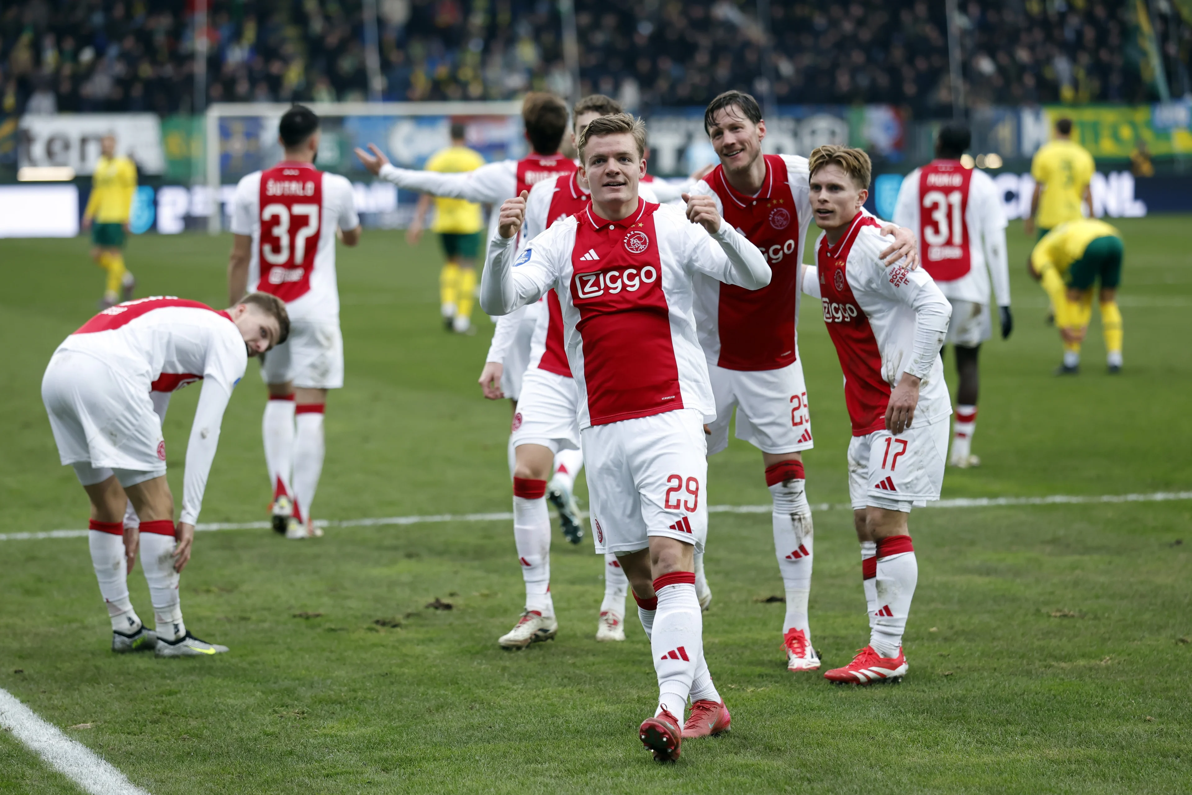 Ajax wint op ‘koeienveld’ in Sittard en staat na twee jaar weer bovenaan in Eredivisie