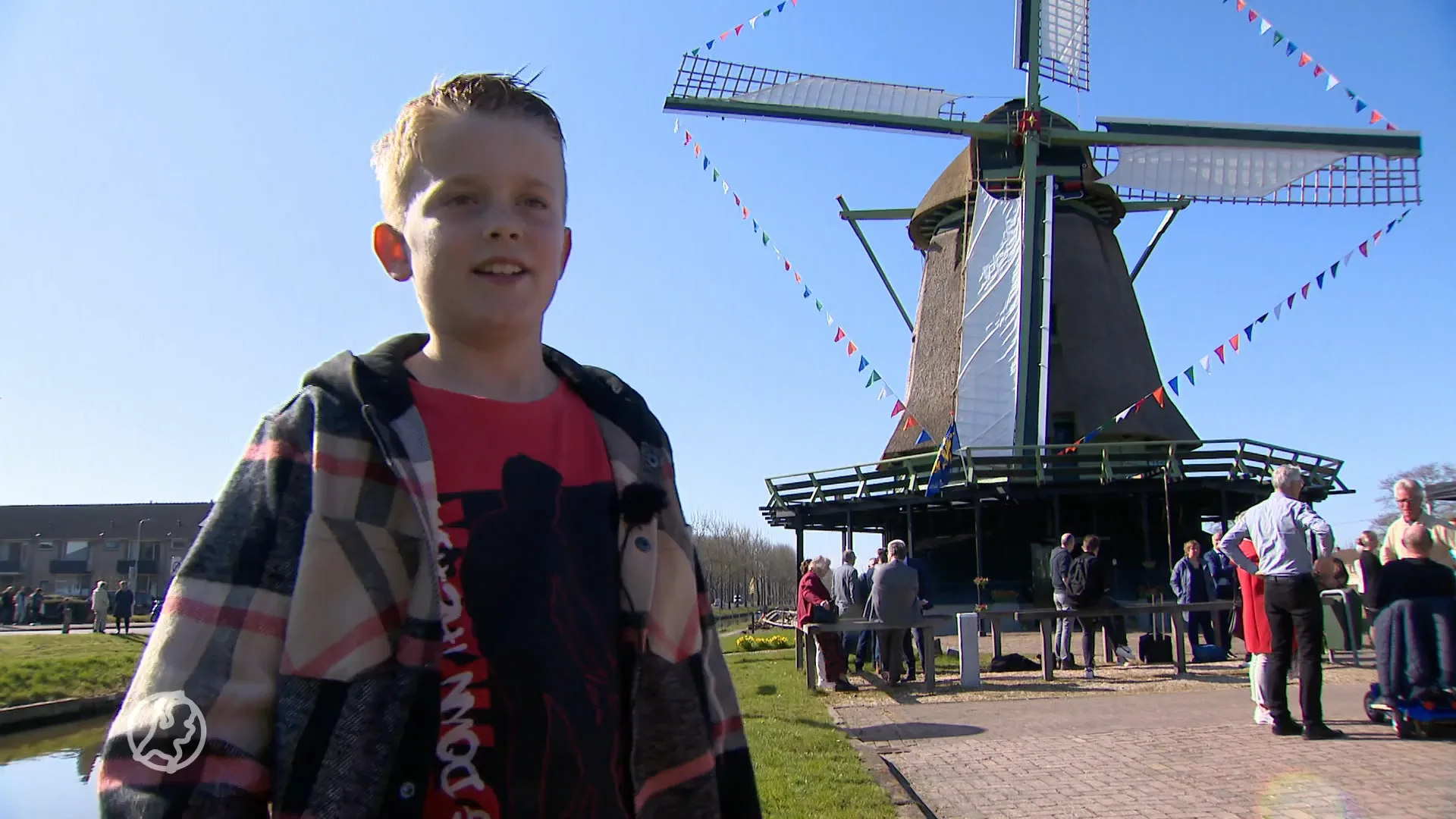 Rens (9) opent samen met Prinses Beatrix gerestaureerde molen in Bovenkarspel