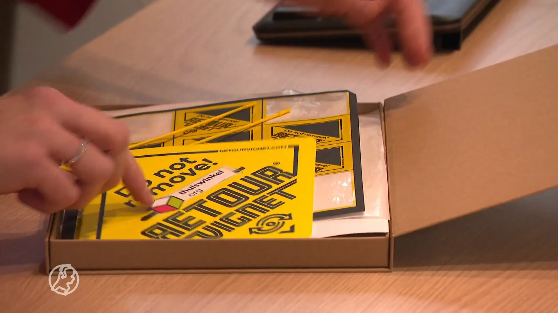 Webwinkels gaan gele labels op producten plakken om ruilen 'hufterproof' te maken