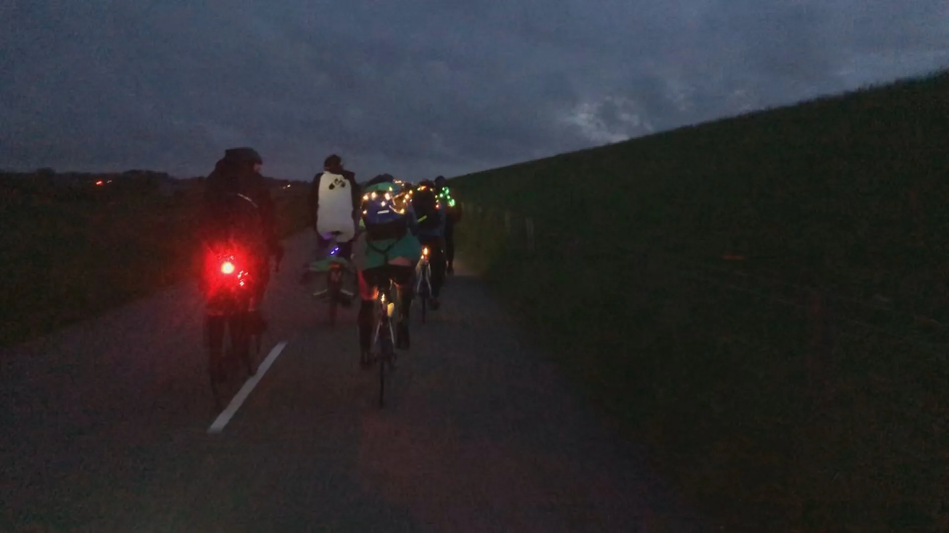Klimaatactivisten fietsen door de nacht om bij klimaatzaak tegen Shell te zijn