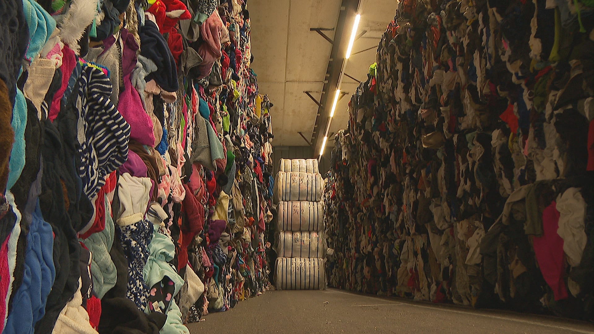 Afvalverwerkers roepen op: 'Beheers je opruimwoede en houd je oude kleding thuis'