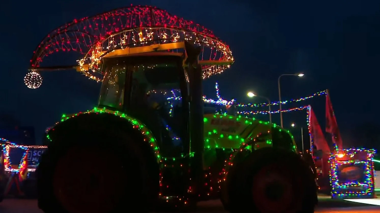 Optocht van verlichte kerst-trekkers in Achterhoek groot succes