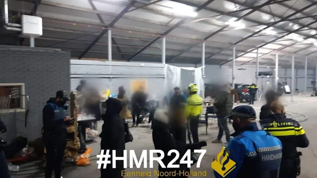 Grote groep mensen bijeen in loods in Lijnden, politie deelt 66 bekeuringen uit