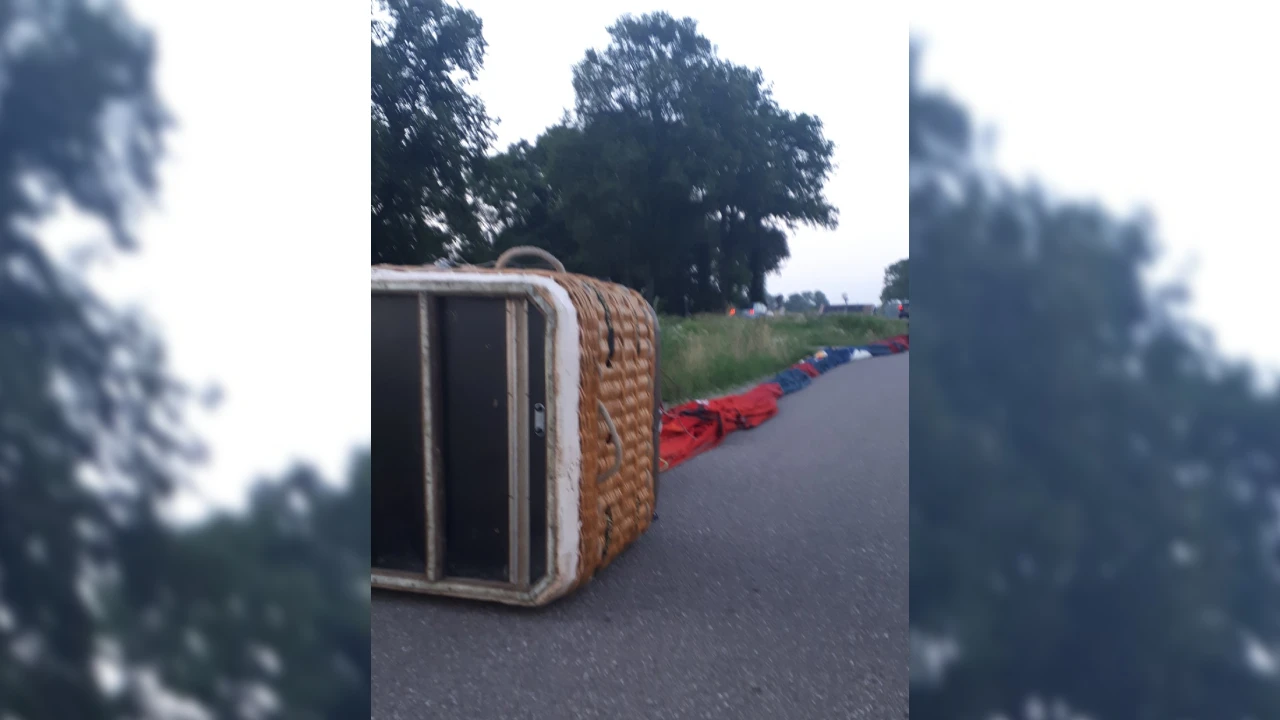 Ballonvaarder maakt noodlanding midden op de weg