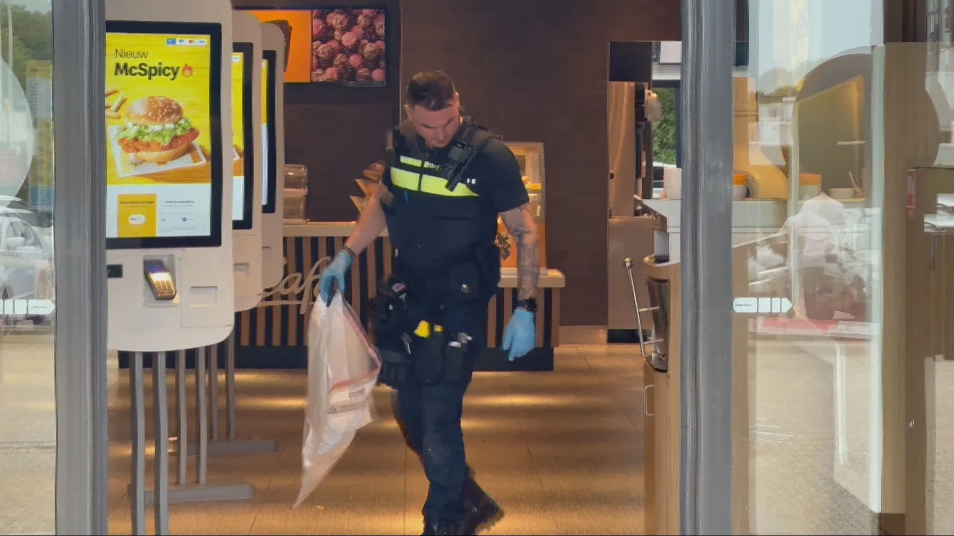 Man gooit vuurwerk naar binnen bij McDonalds, ontploft in de zaak