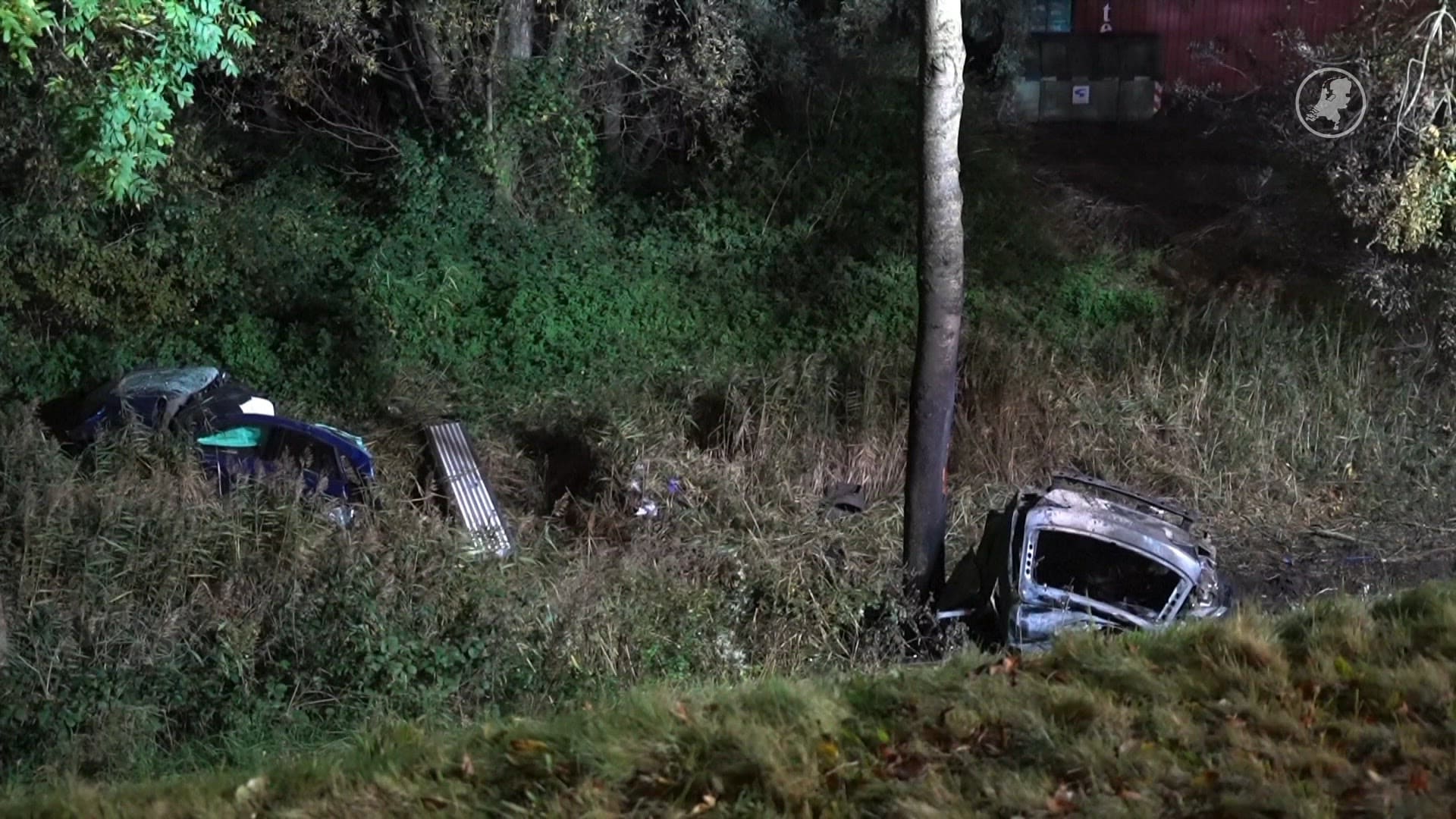 Auto breekt in tweeën bij ernstig ongeval in Lunteren, man (27) raakt gewond