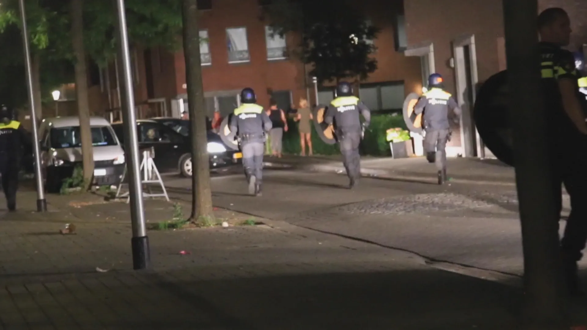 ME voert charges uit bij onrust Helmond, zes man aangehouden