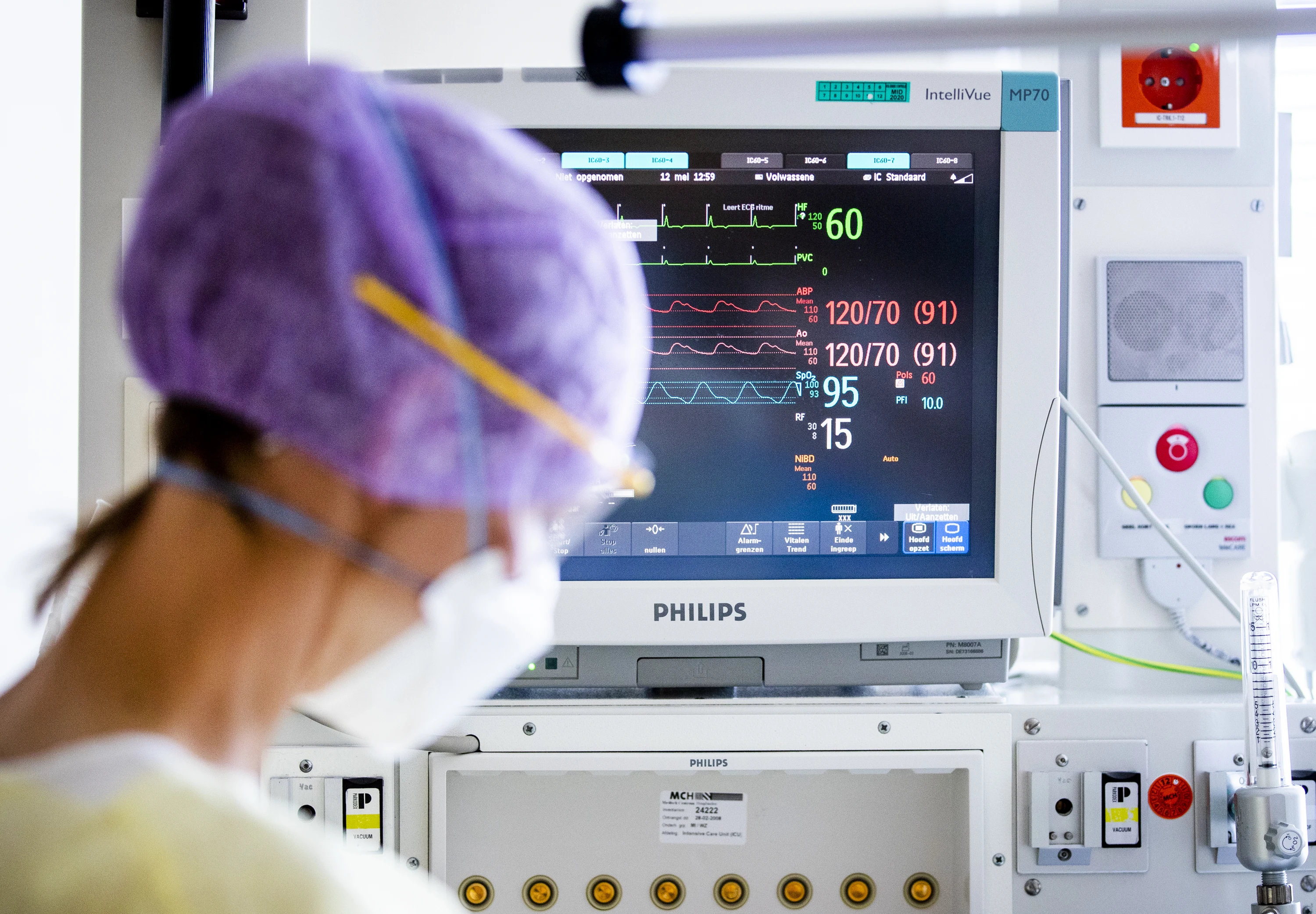 Nieuw dagrecord: aantal coronabesmettingen met bijna 5000 gestegen