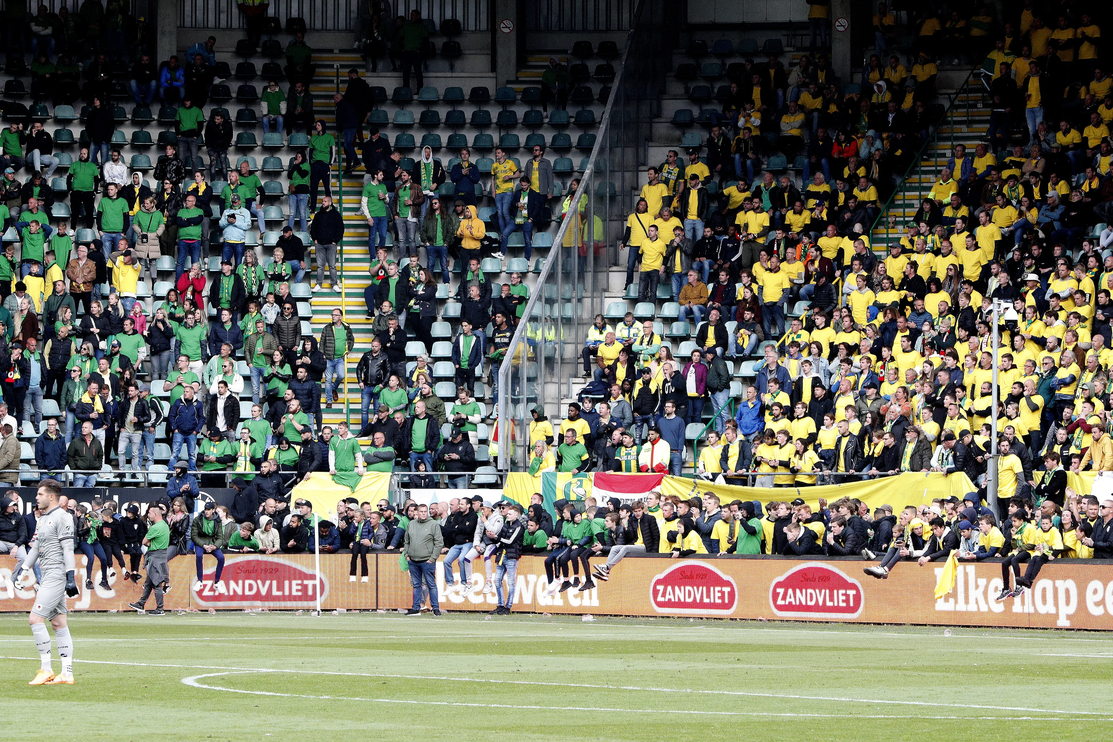 Supporters klimmen over afrastering: ADO - Excelsior opnieuw onderbroken