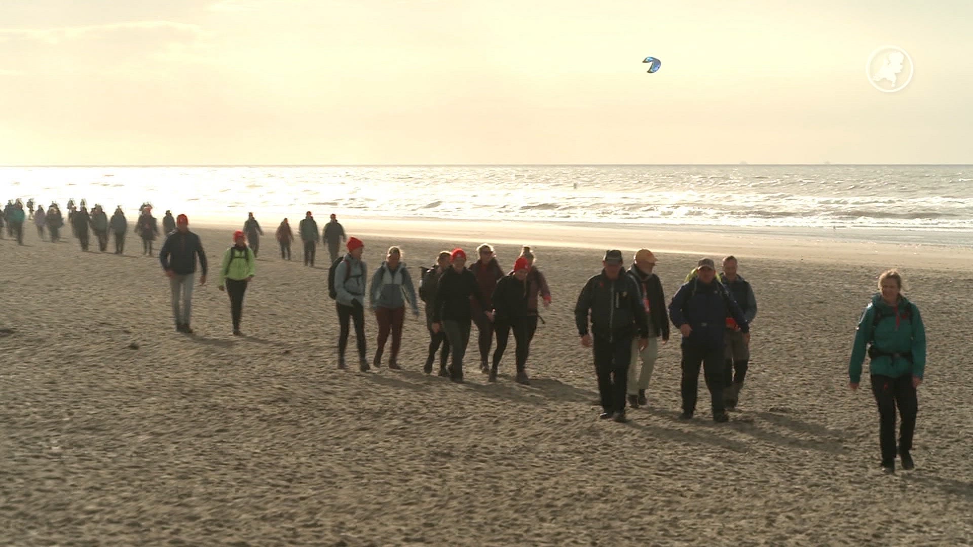 Duizenden mensen lopen op elf stranden voor 11-jarige zieke Seppe