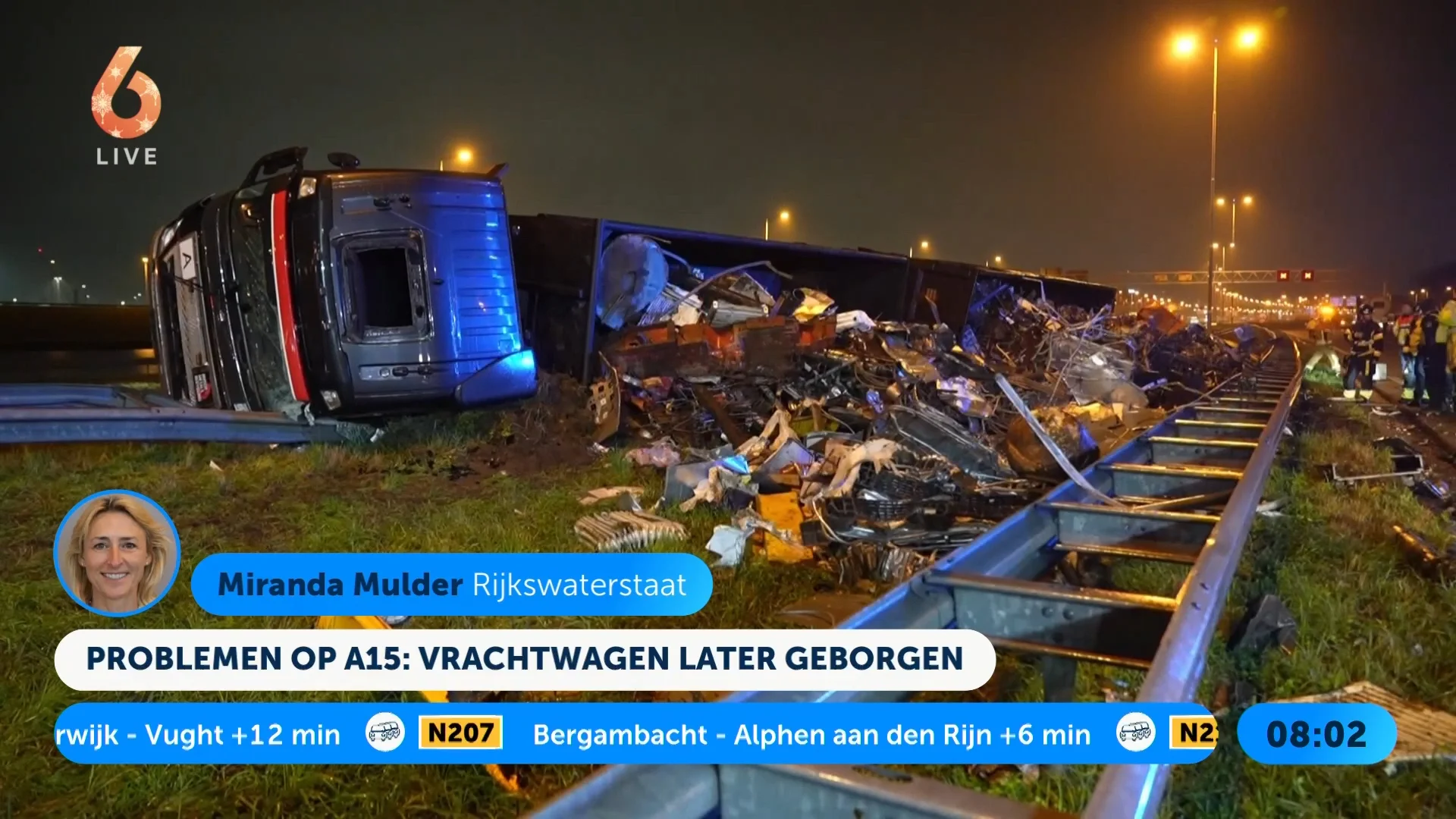 A15 deels open na gekantelde vrachtwagen bij knooppunt Benelux