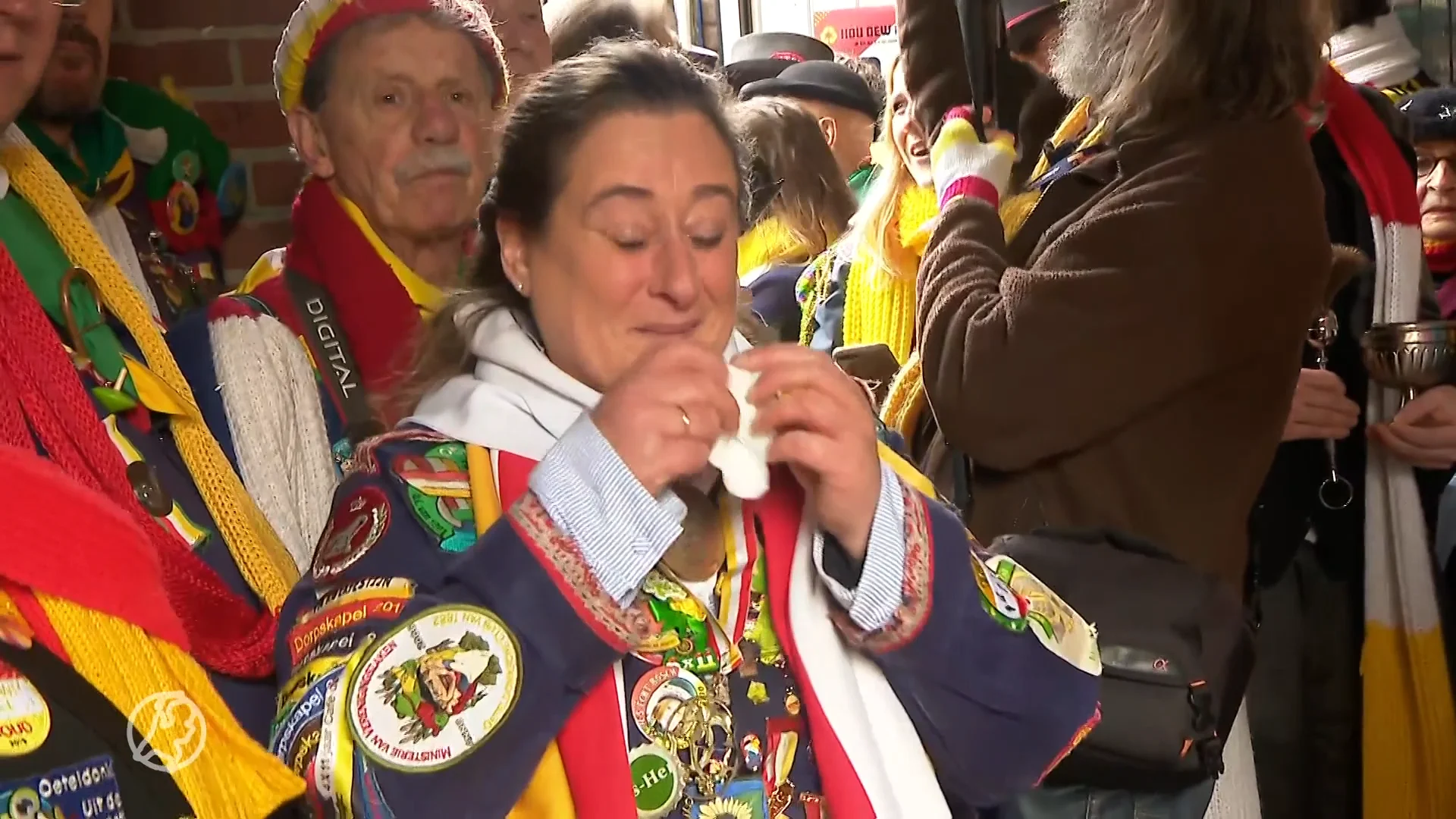 Lach en een traan: overleden Oeteldonkers herdacht met gedenksteen