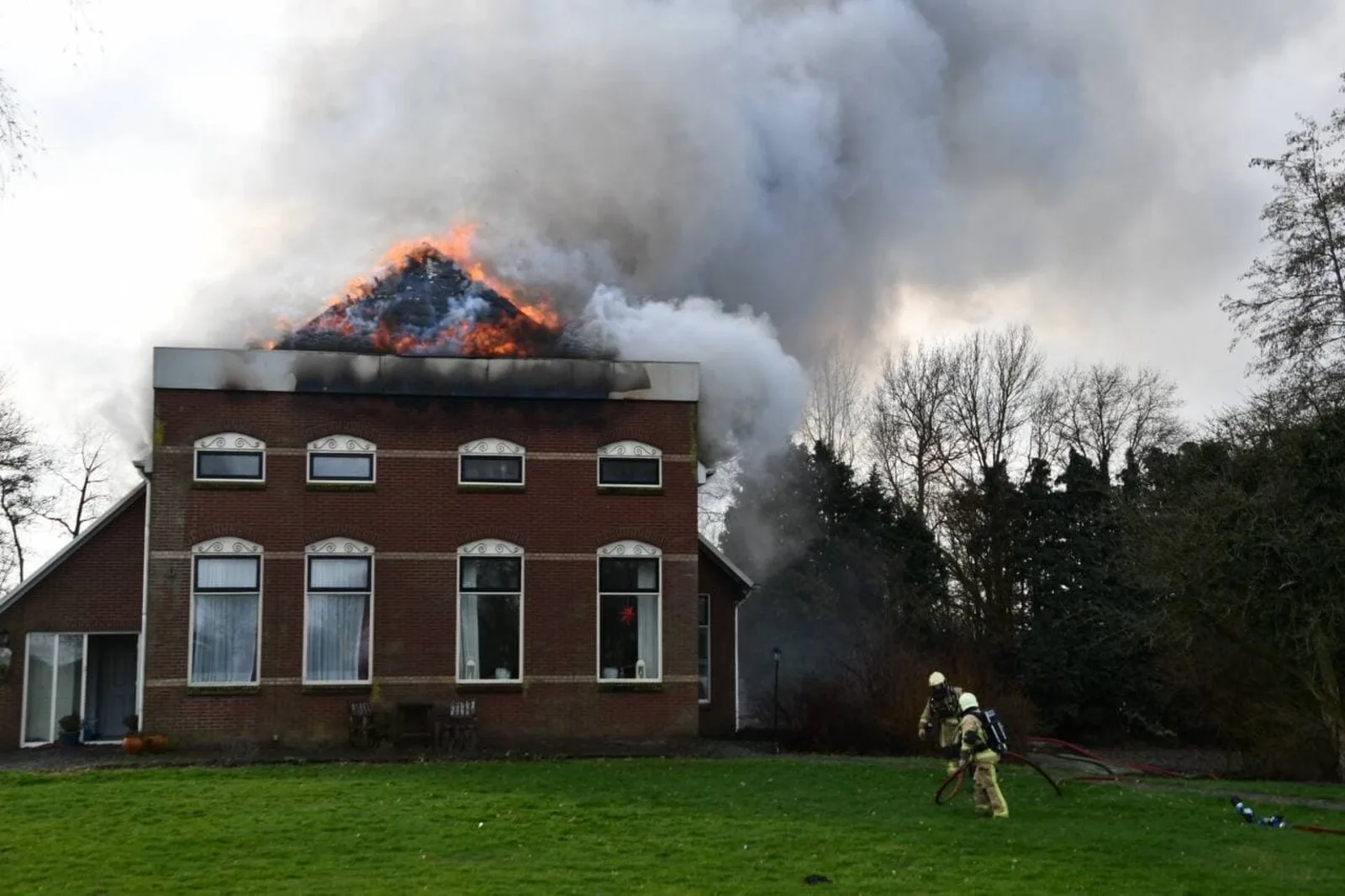 Grote uitslaande brand verwoest vrijstaande woning in Sibculo