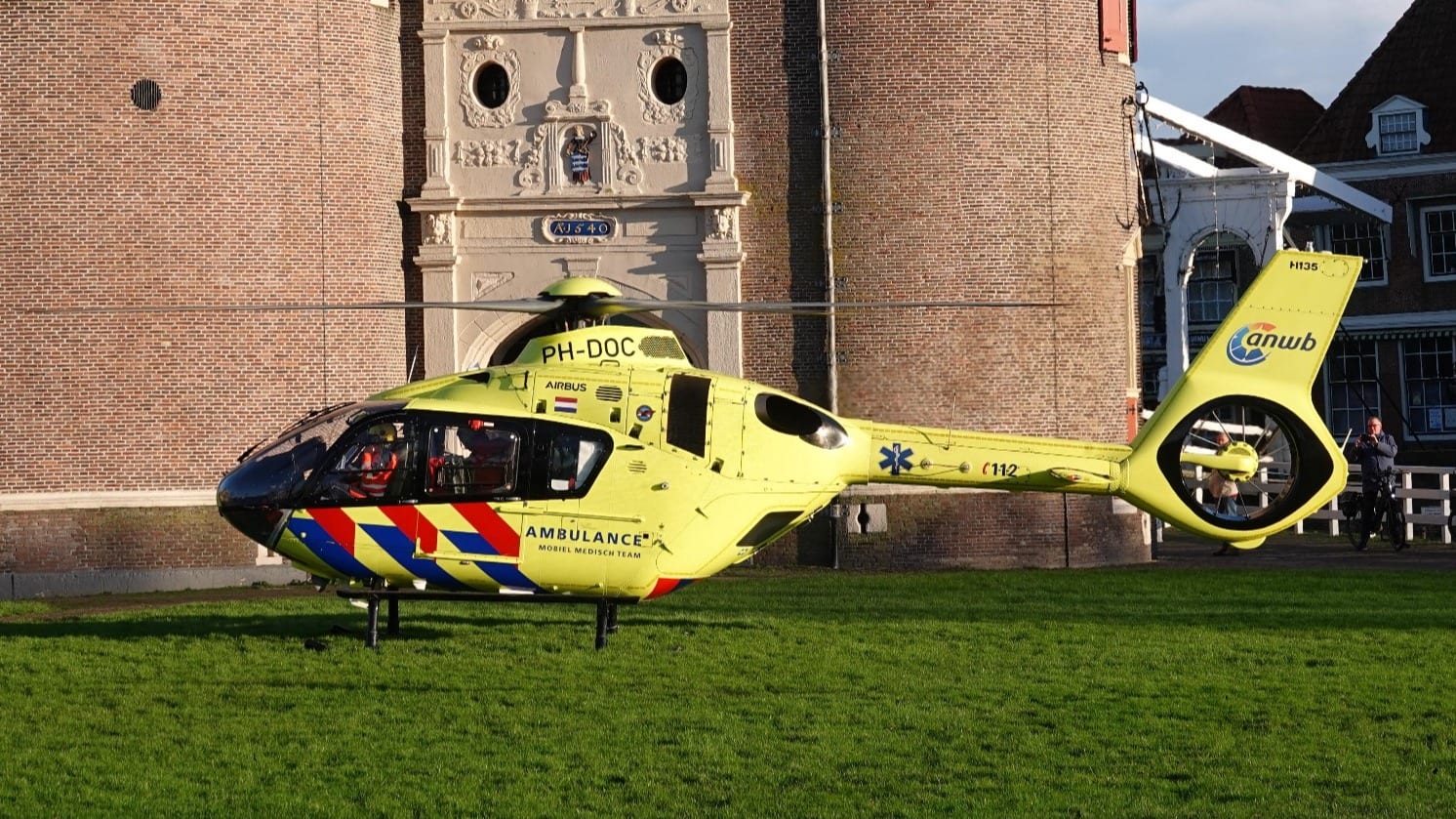 Persoon zwaargewond bij omvallen hoogwerker, traumahelikopter ingezet