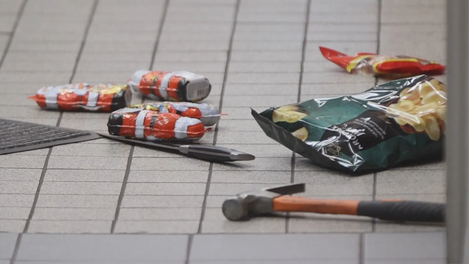 Mannen met bivakmutsen overvallen supermarkt Den Haag, 'eigenaar jaagt ze weg met hamer'