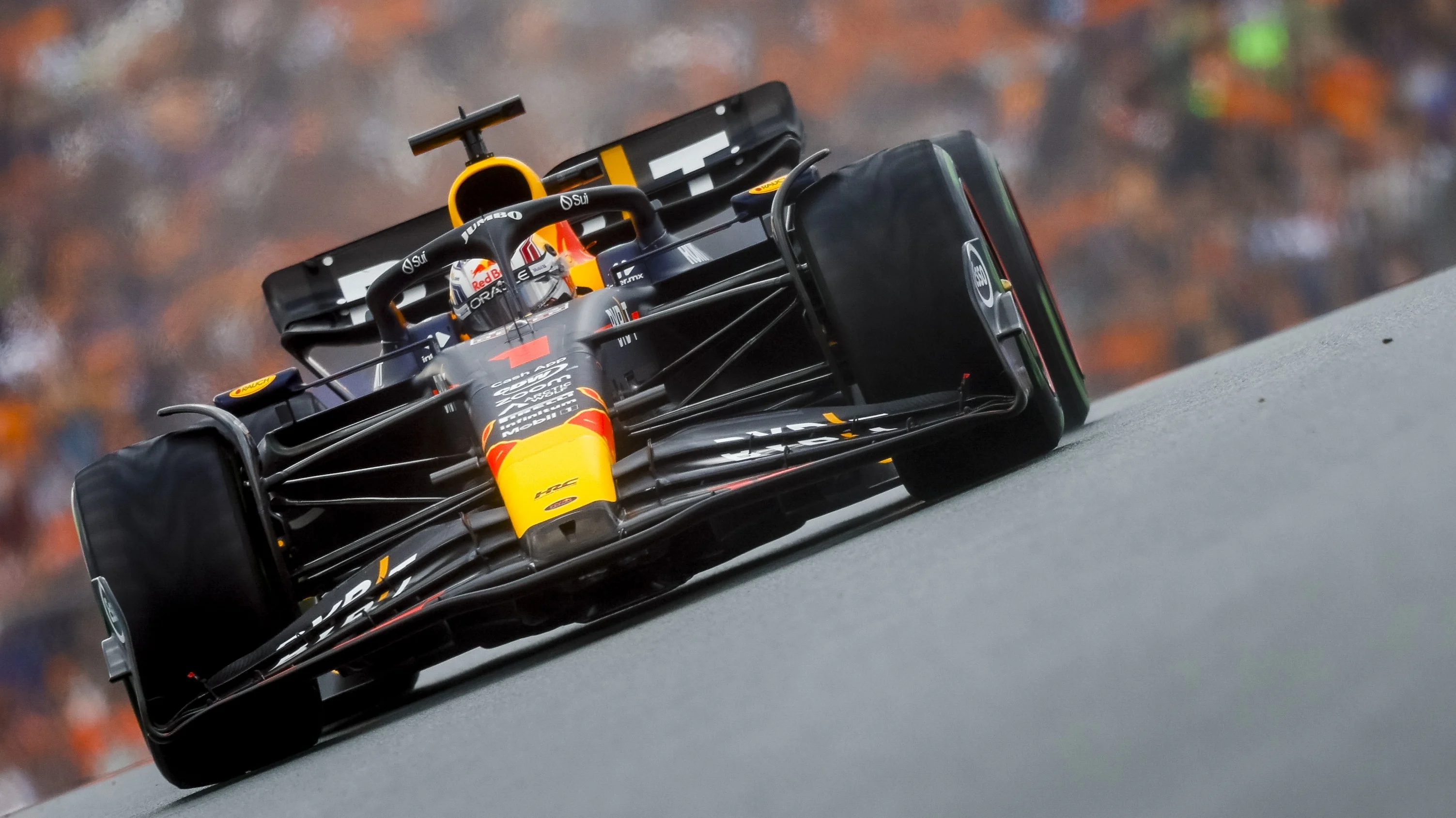 Verstappen pakt pole in kwalificatie vol rode vlaggen op Zandvoort