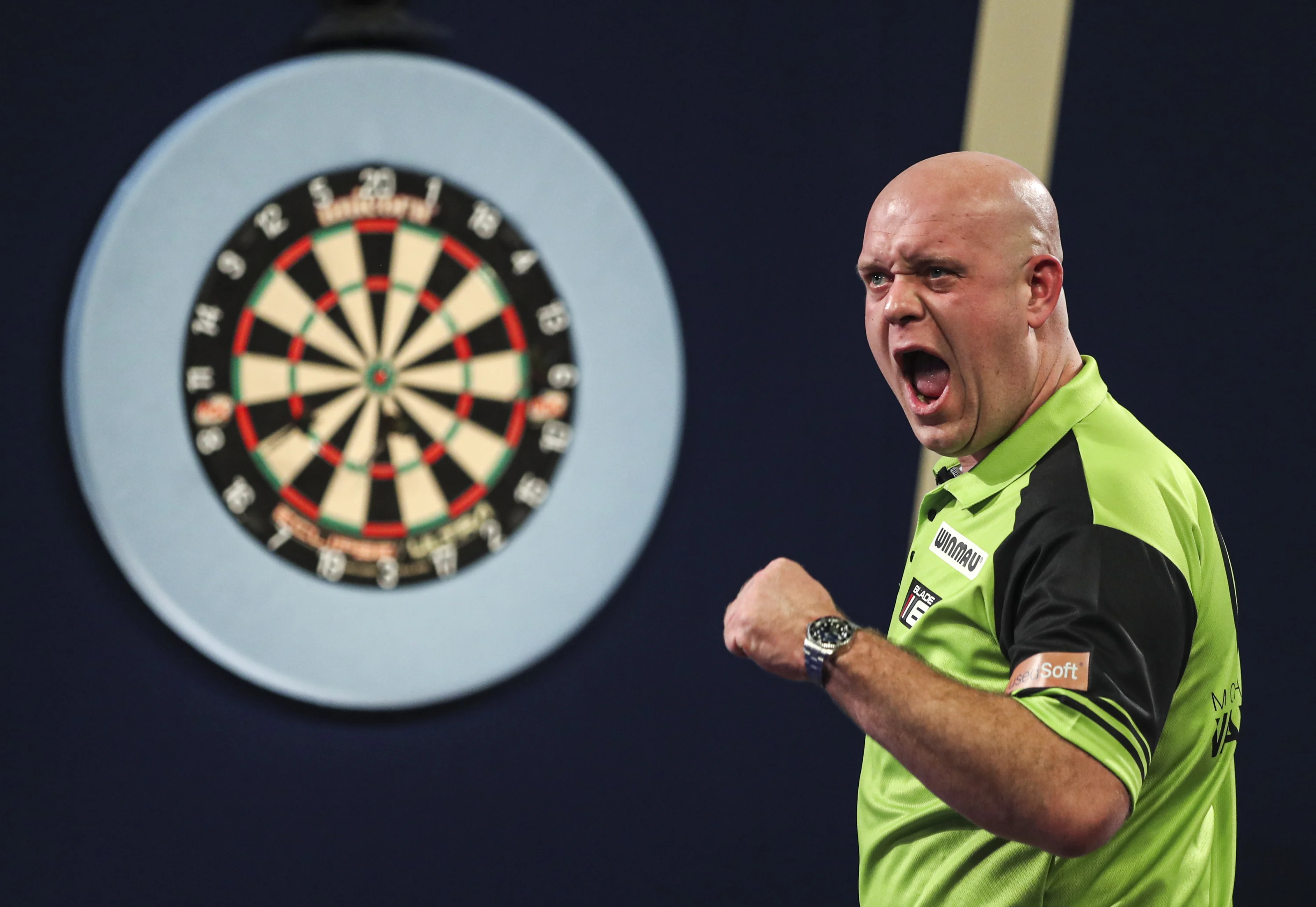 Darter Michael van Gerwen test positief op corona en moet WK verlaten