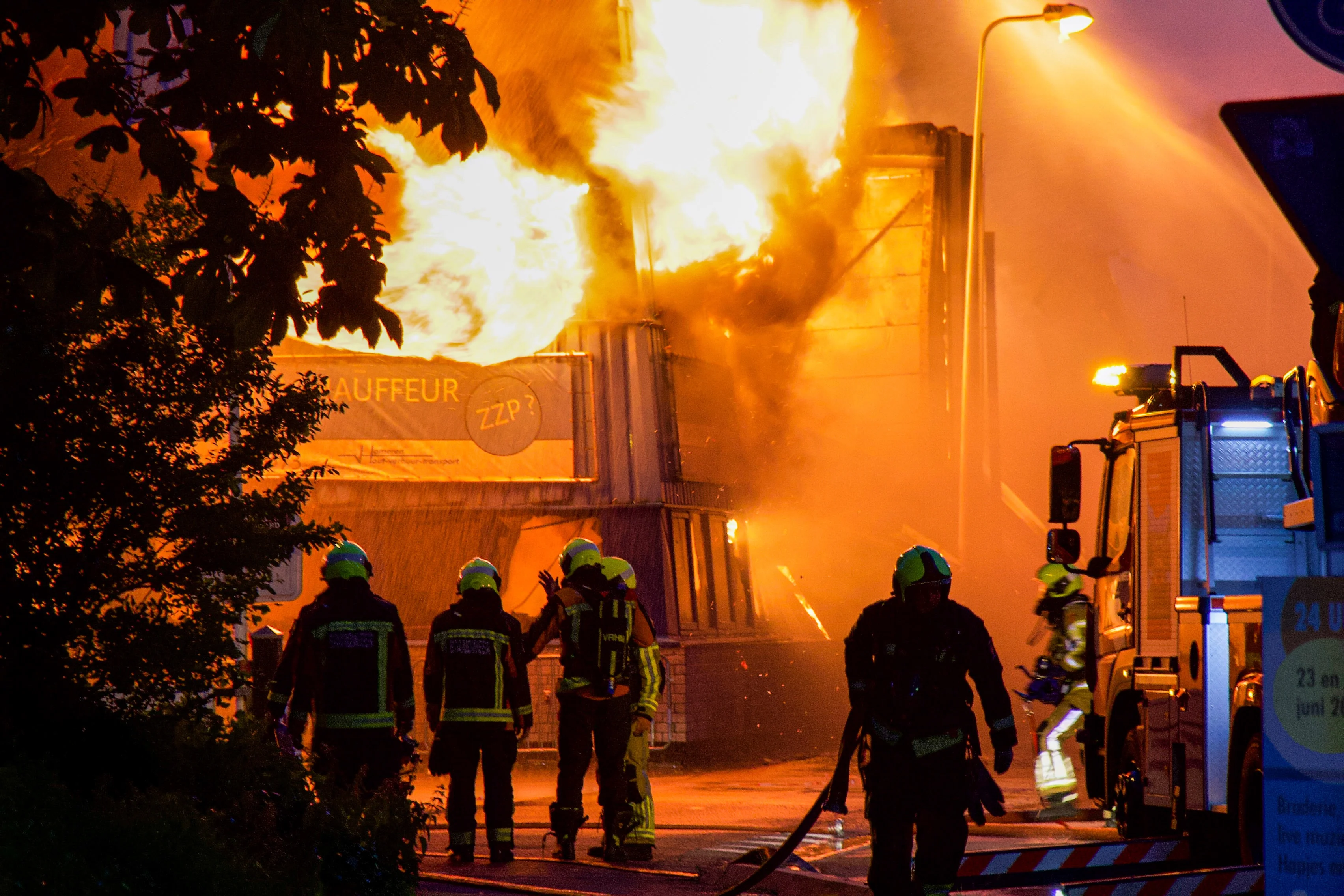'Wapenstokken gebruikt door politie om mensen weg te houden bij enorme brand in Ter Aar'
