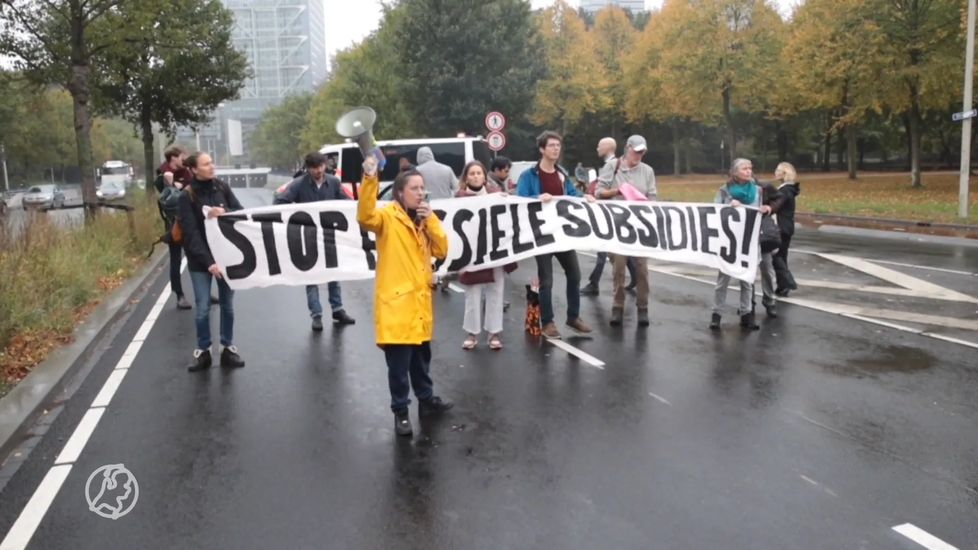 A12 afgesloten door klimaatactivisten, politie grijpt in met tientallen arrestaties