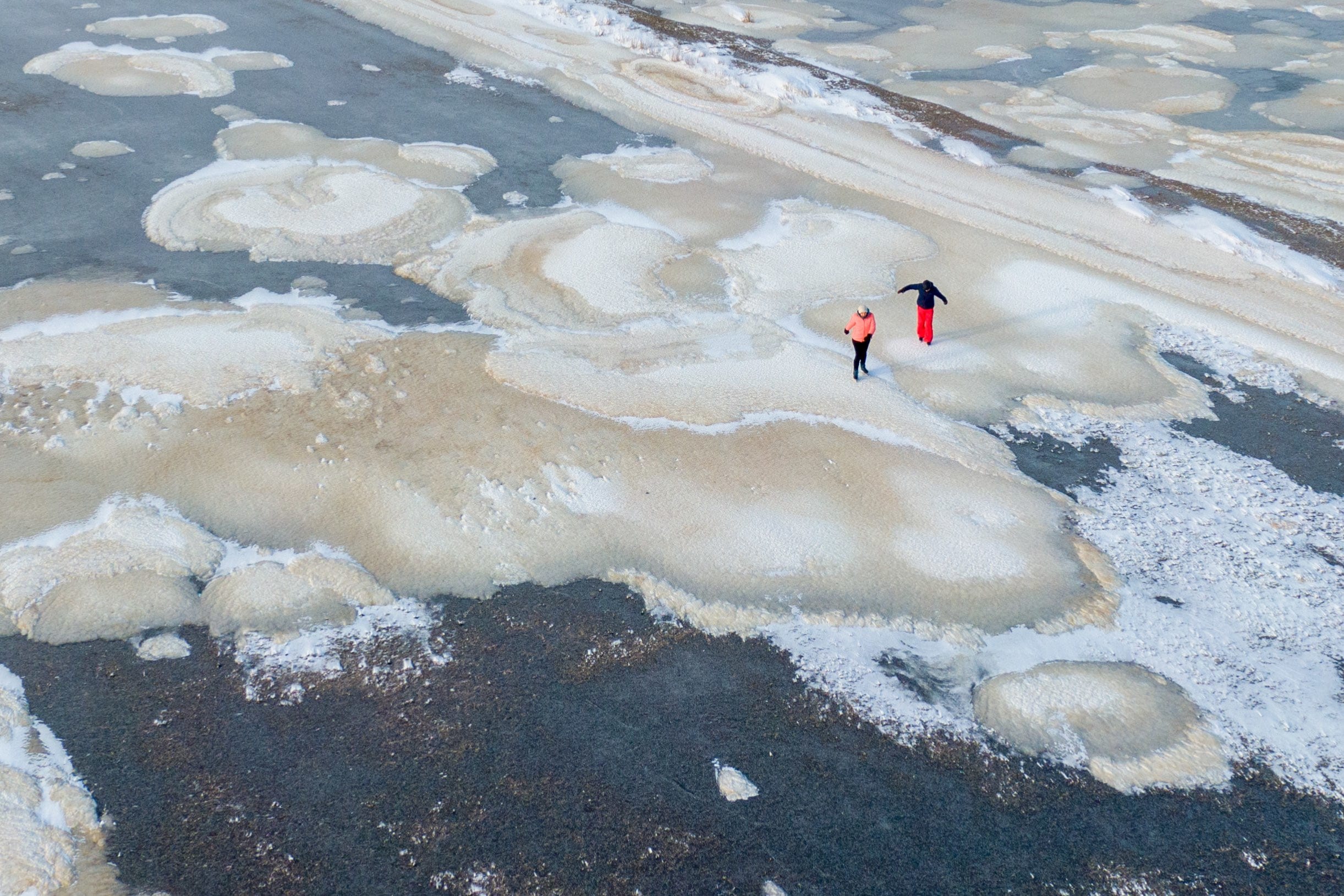 Het kraakt het aan alle kanten, maar de eerste schaatsers gaan het natuurijs op