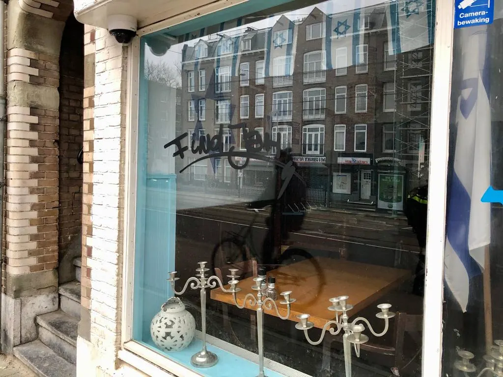 Joods restaurant HaCarmel in Amsterdam opnieuw beklad: 'Ik ben de tel kwijt'