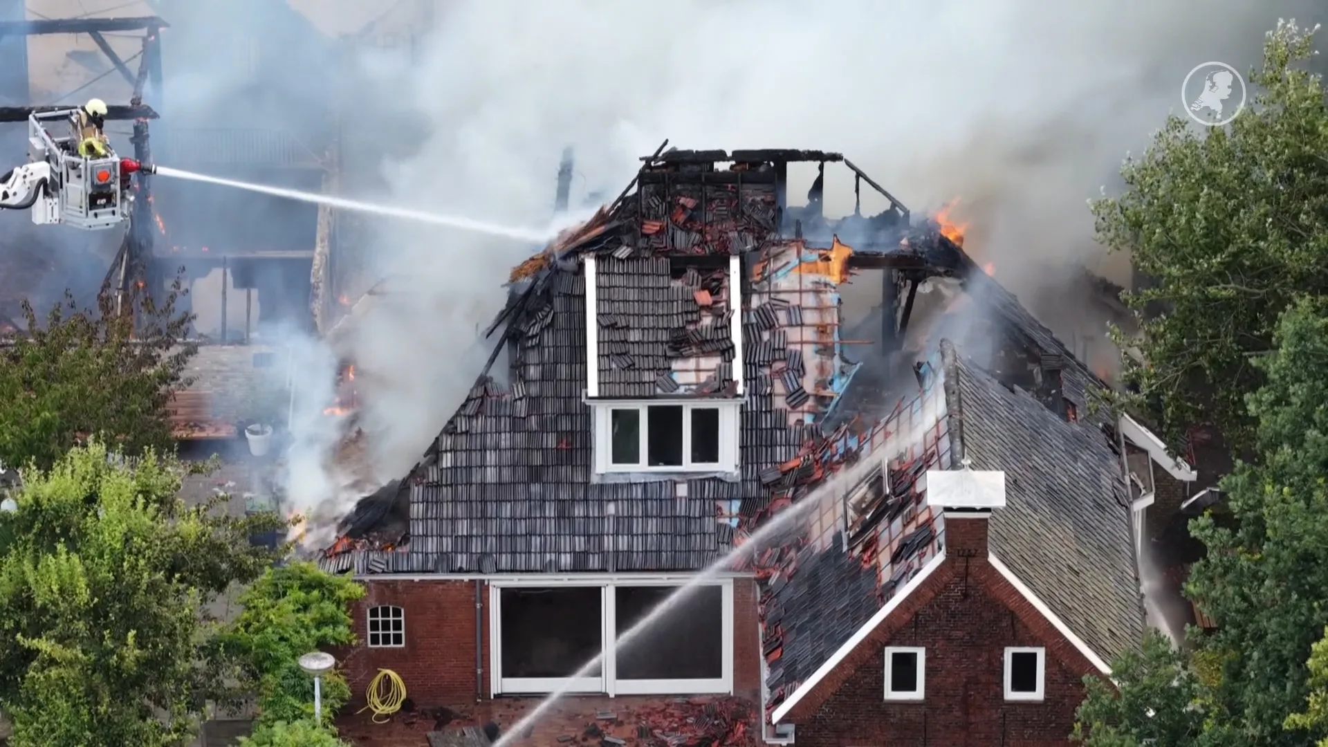 Uitslaande brand in schuur in Friese Sumar